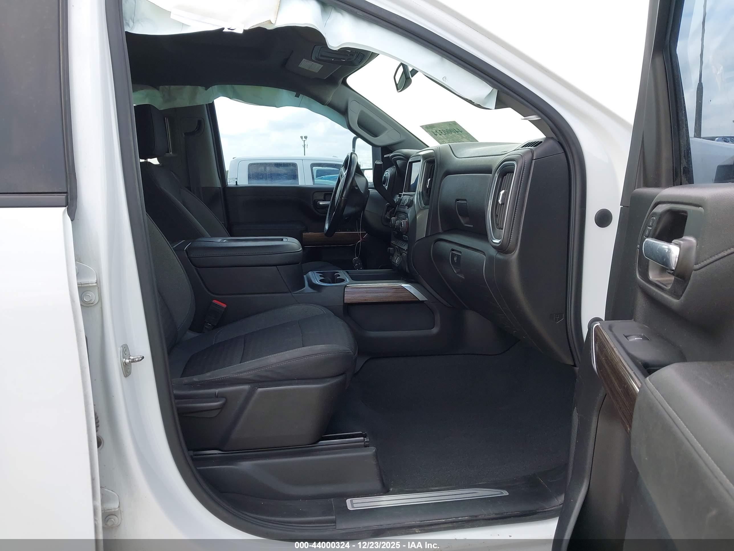 CHEVROLET SILVERADO image 5