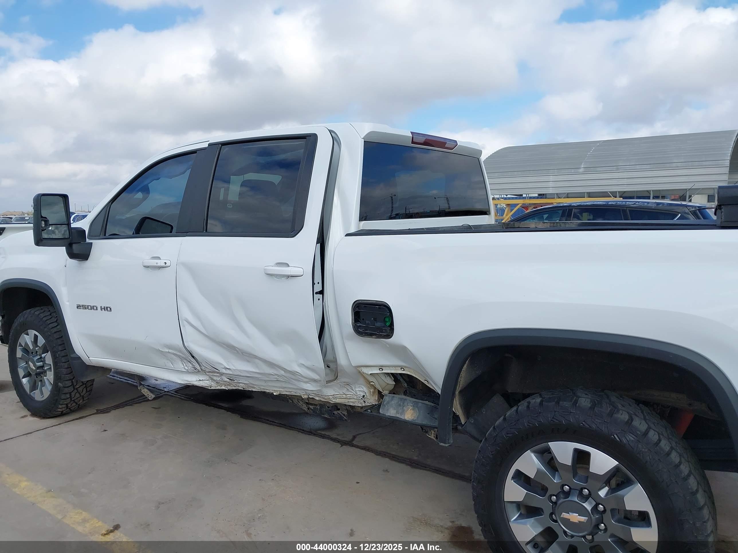 CHEVROLET SILVERADO image 6