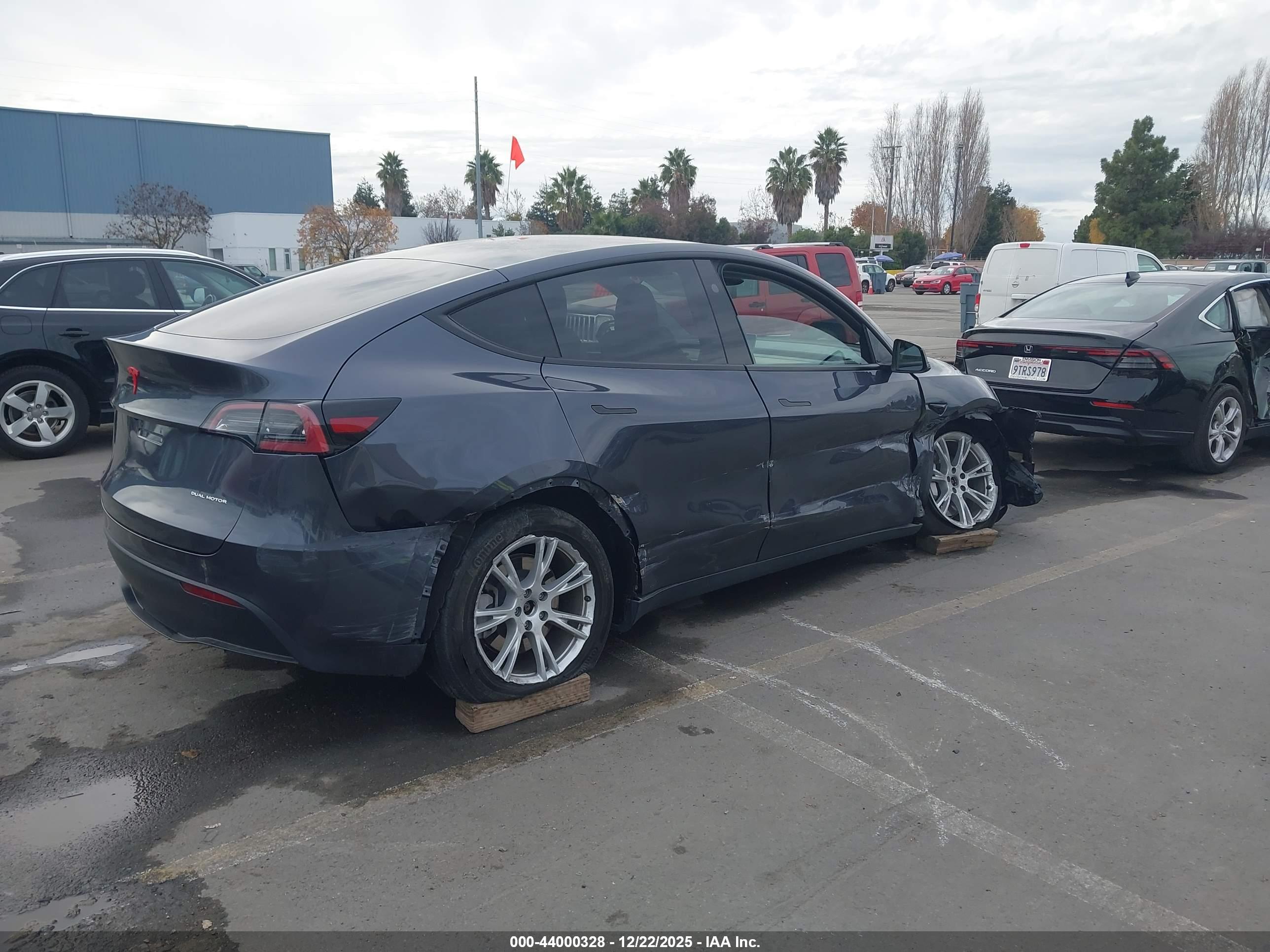 TESLA MODEL image 4