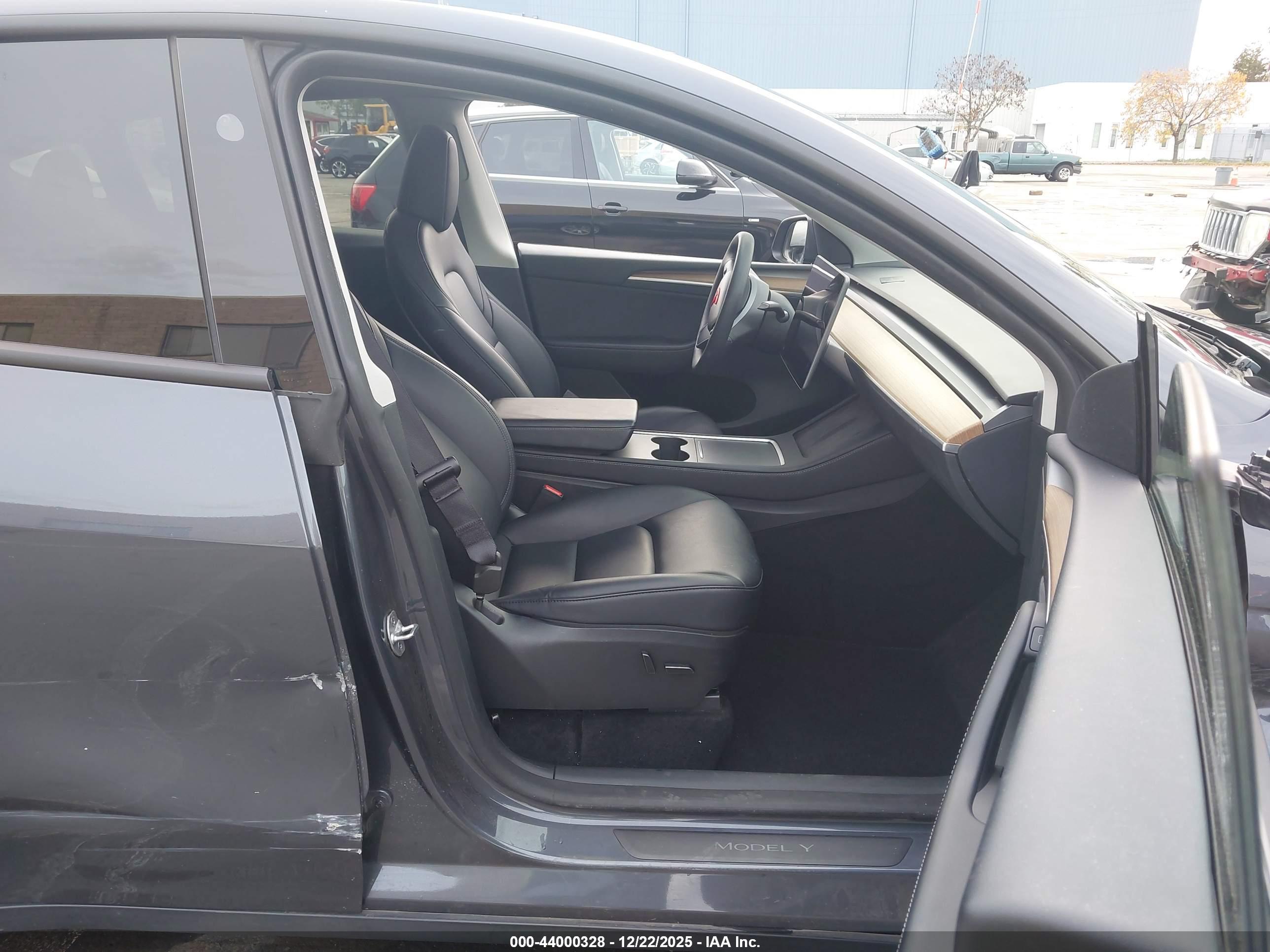 TESLA MODEL image 5