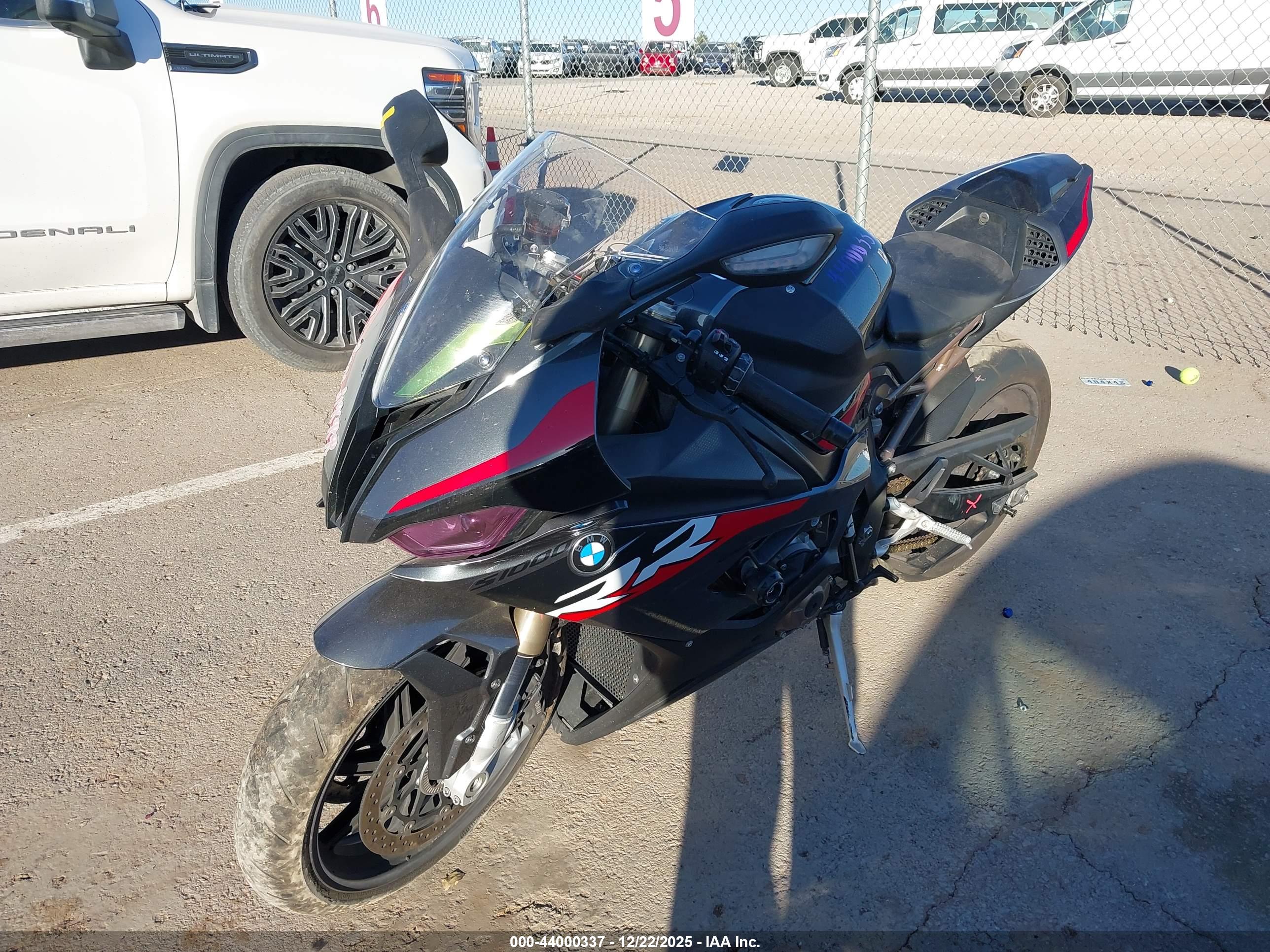 BMW S image 2