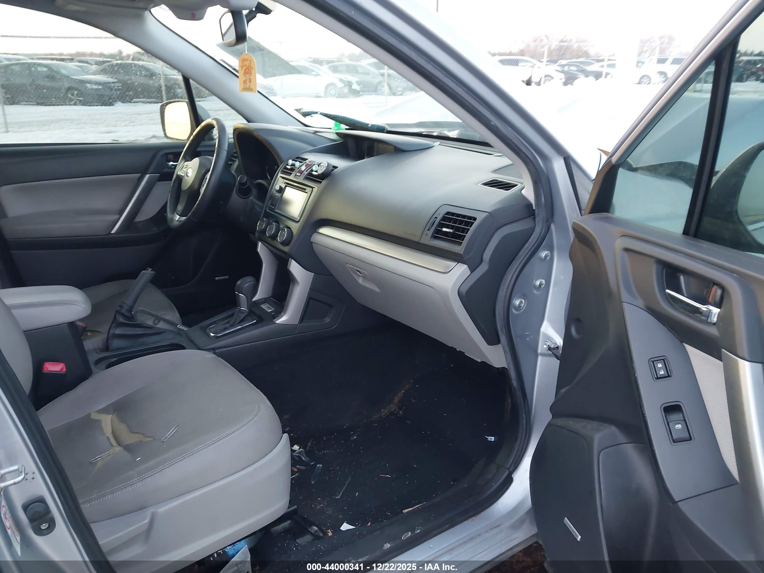 SUBARU FORESTER image 5