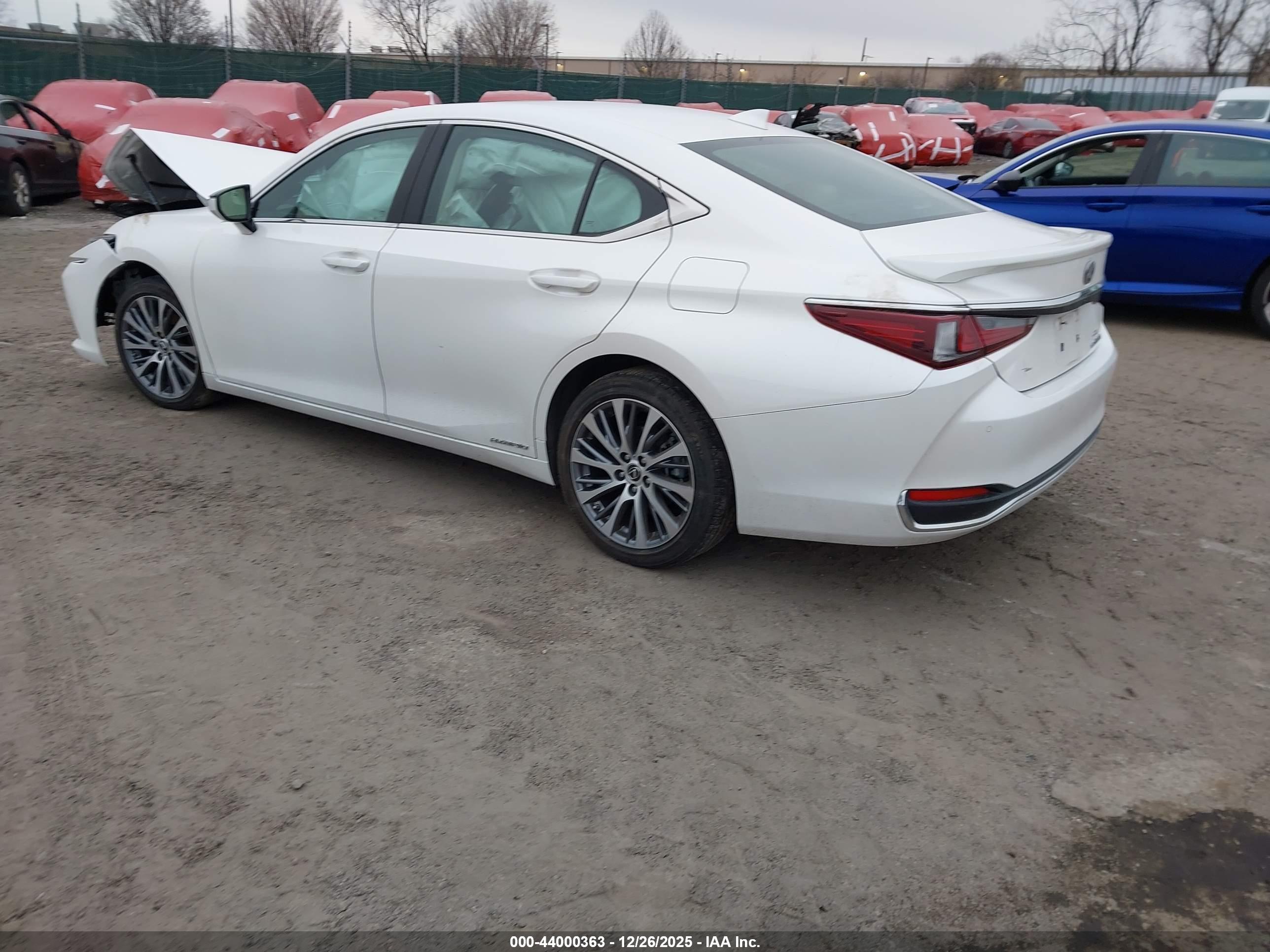 LEXUS ES image 3