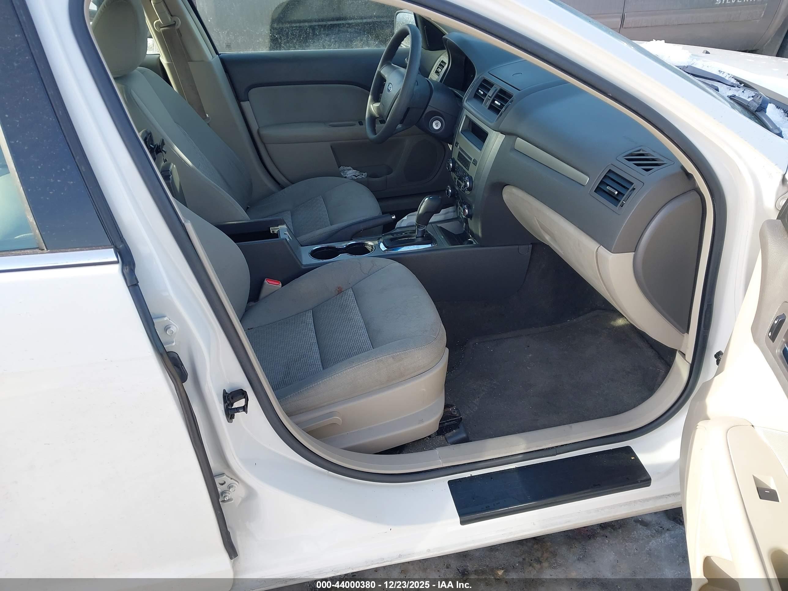 FORD FUSION image 5