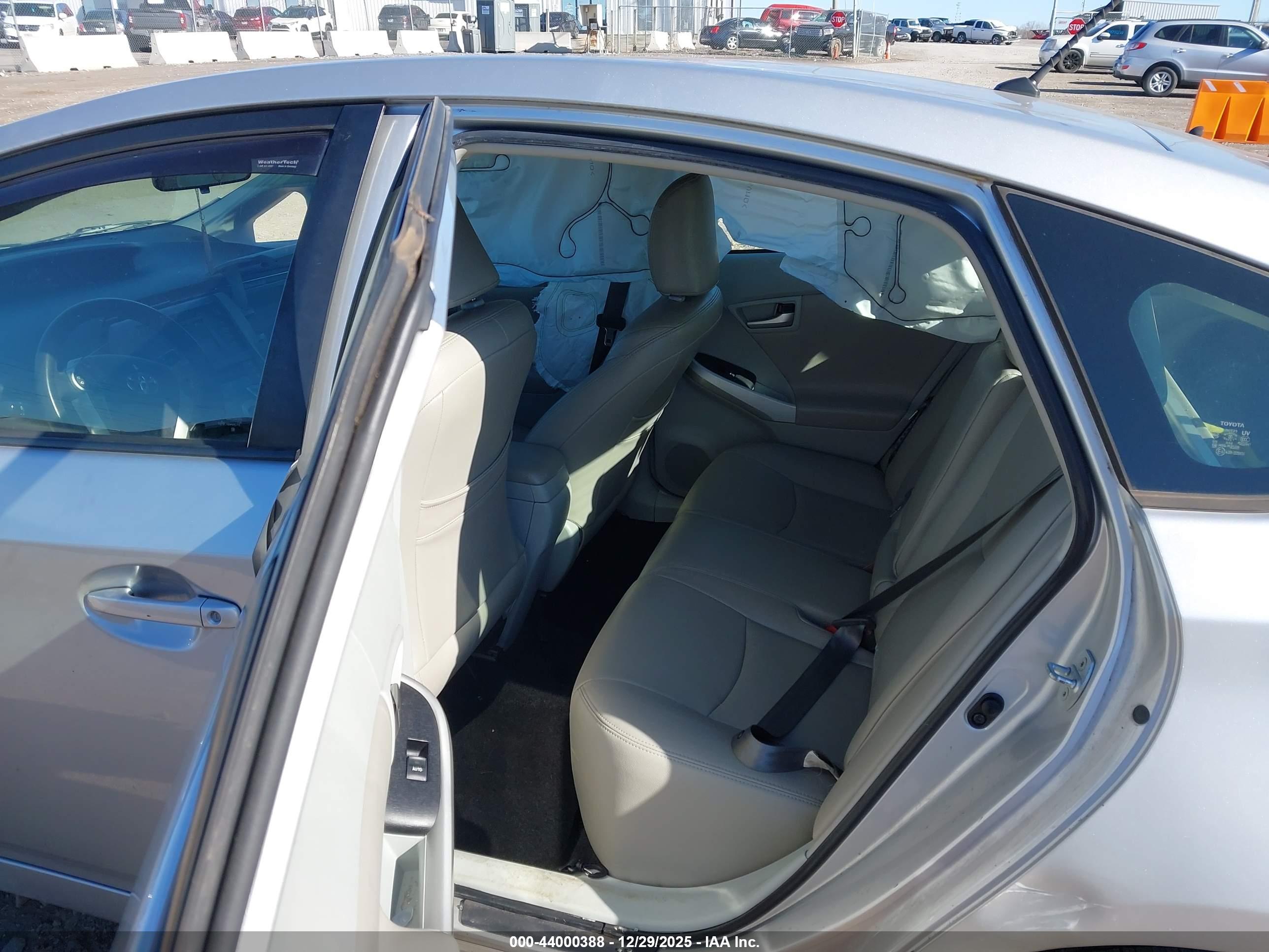 TOYOTA PRIUS image 8