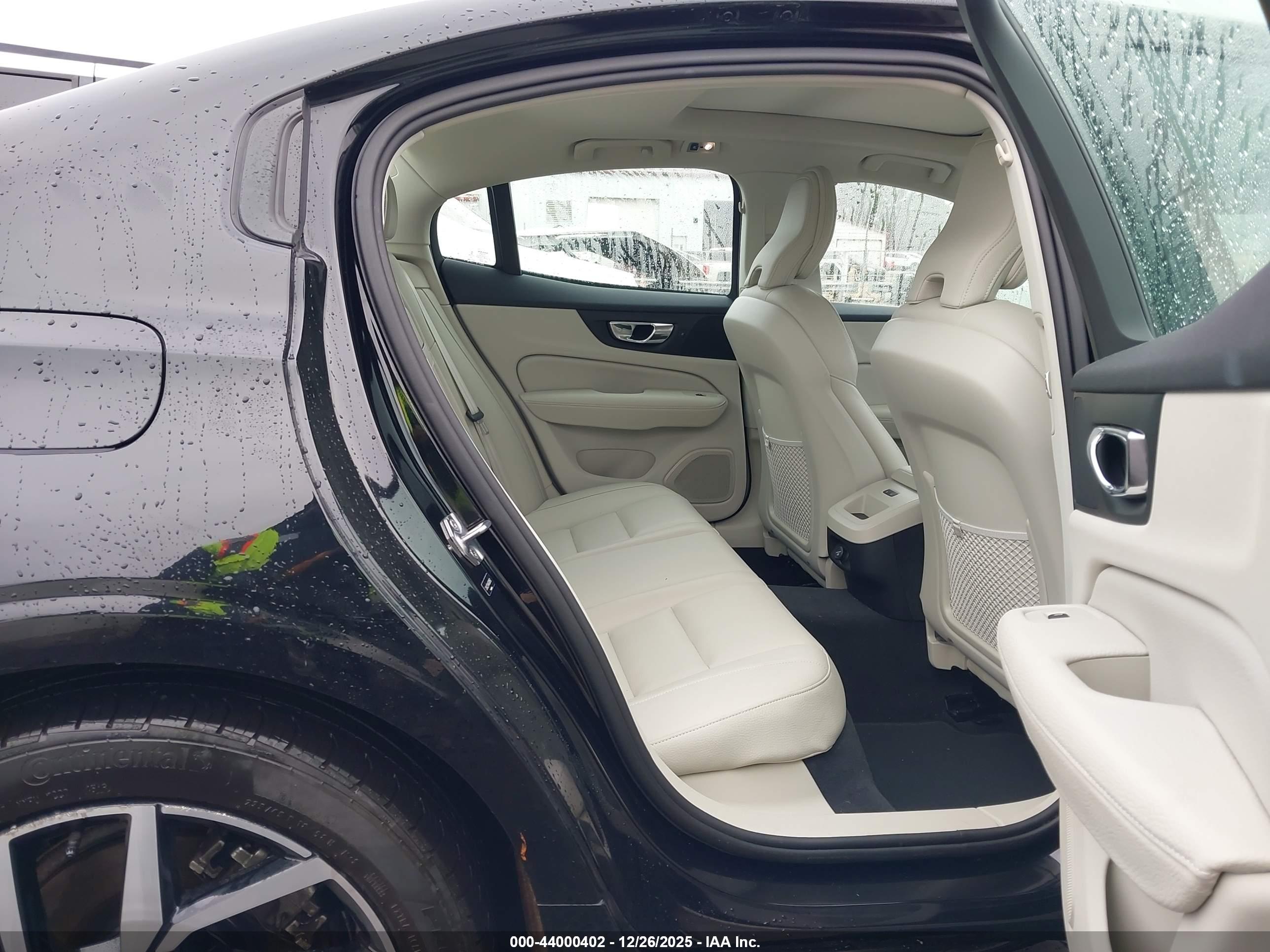 VOLVO S60 image 8