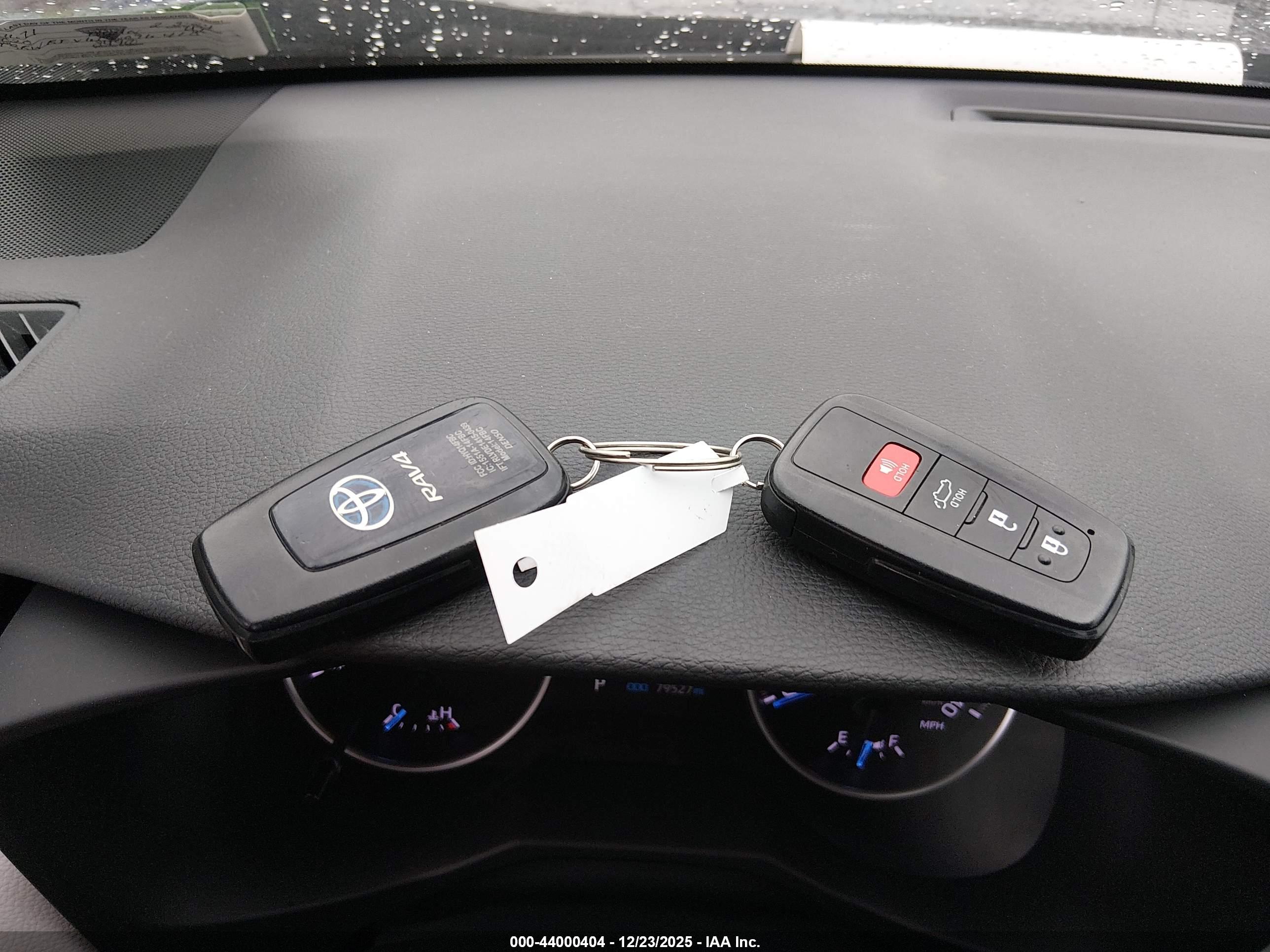 TOYOTA RAV4 image 11