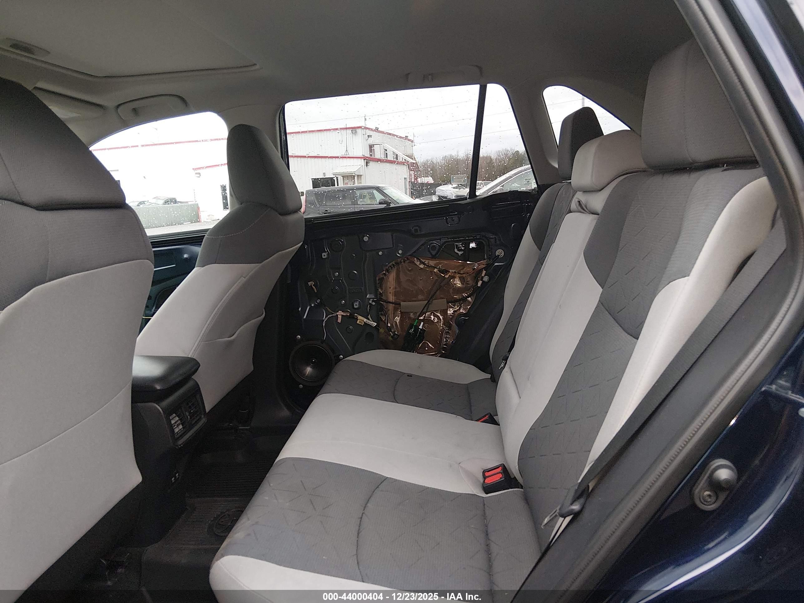 TOYOTA RAV4 image 8