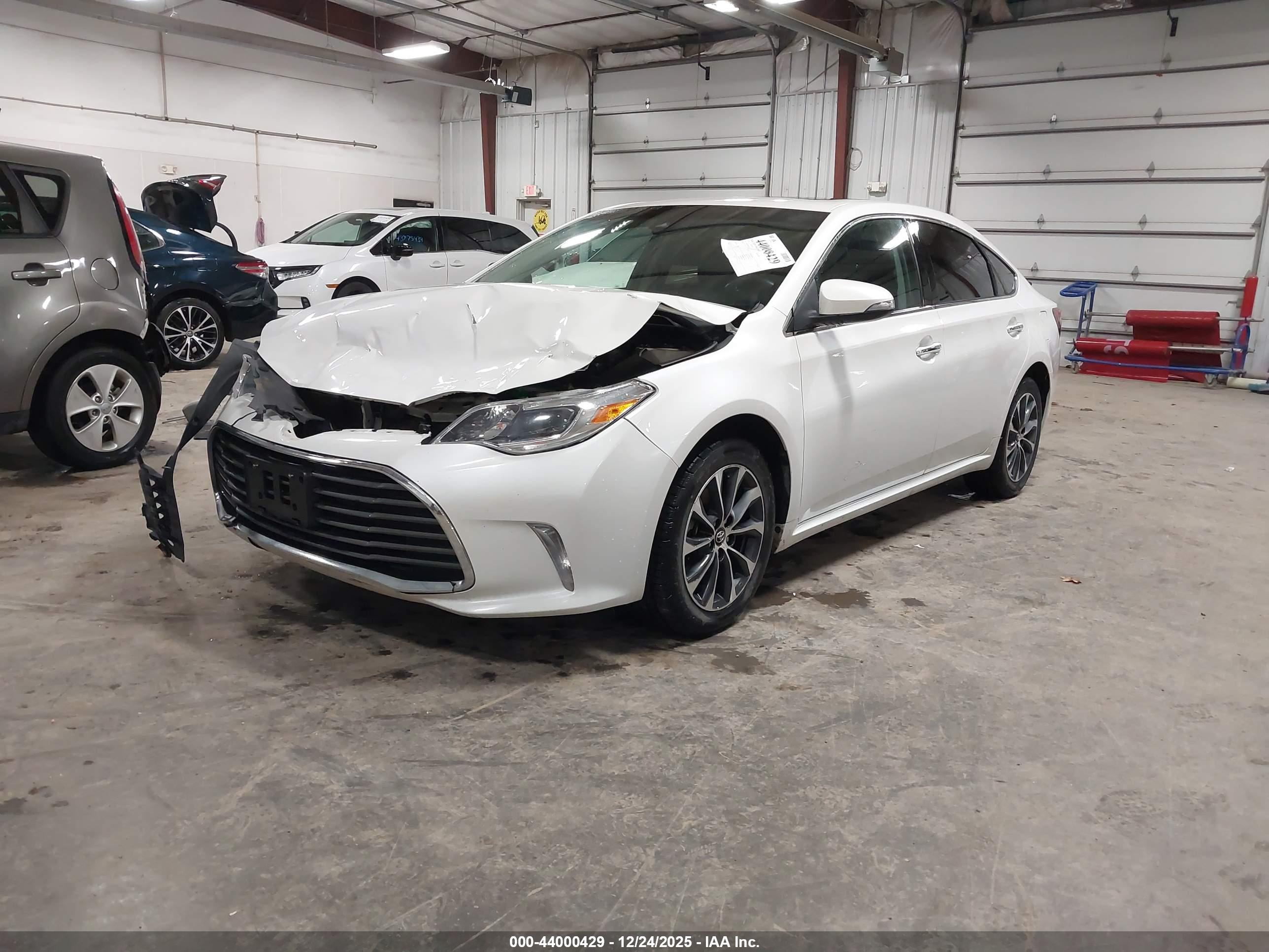 TOYOTA AVALON image 2