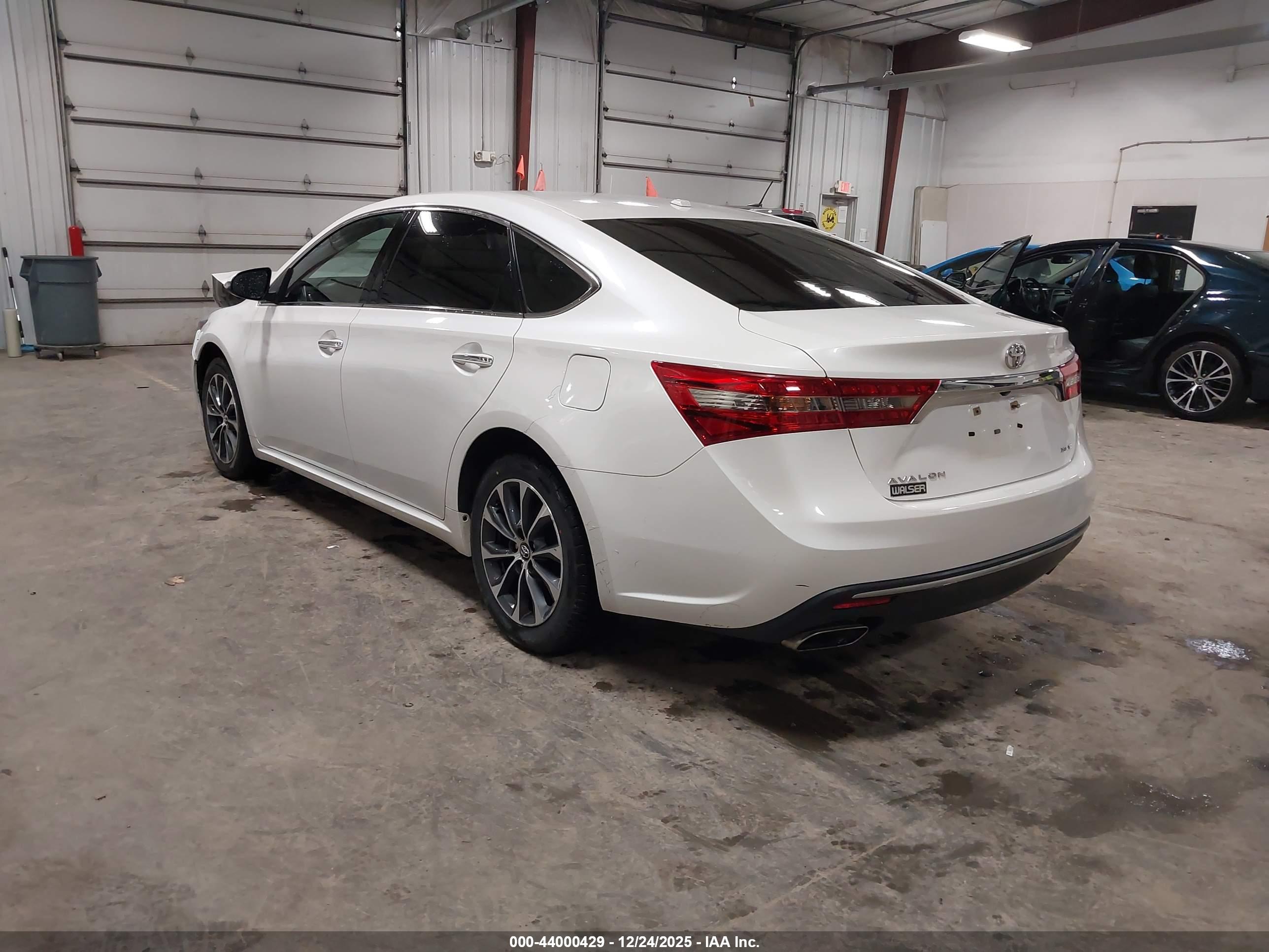 TOYOTA AVALON image 3