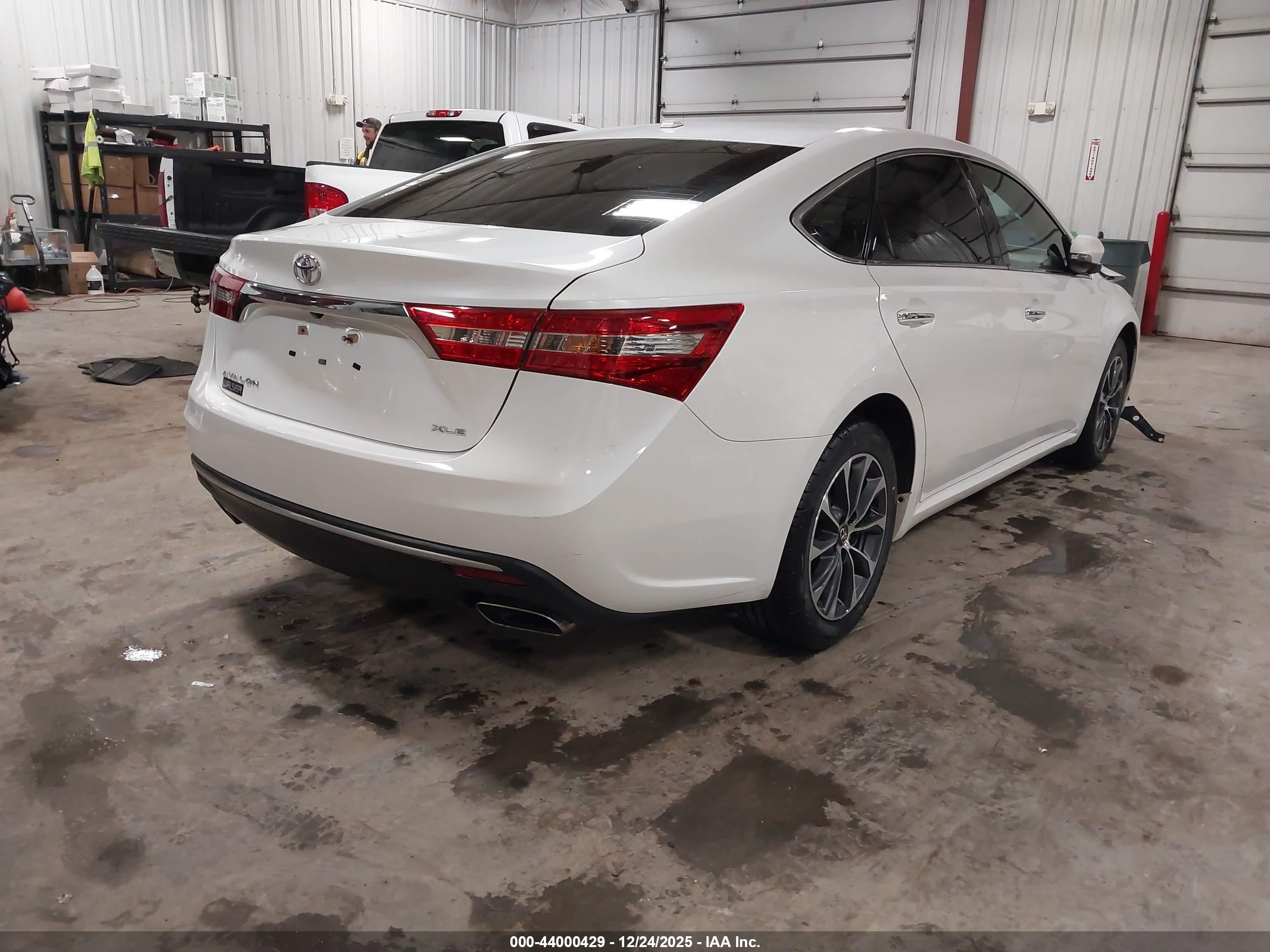 TOYOTA AVALON image 4