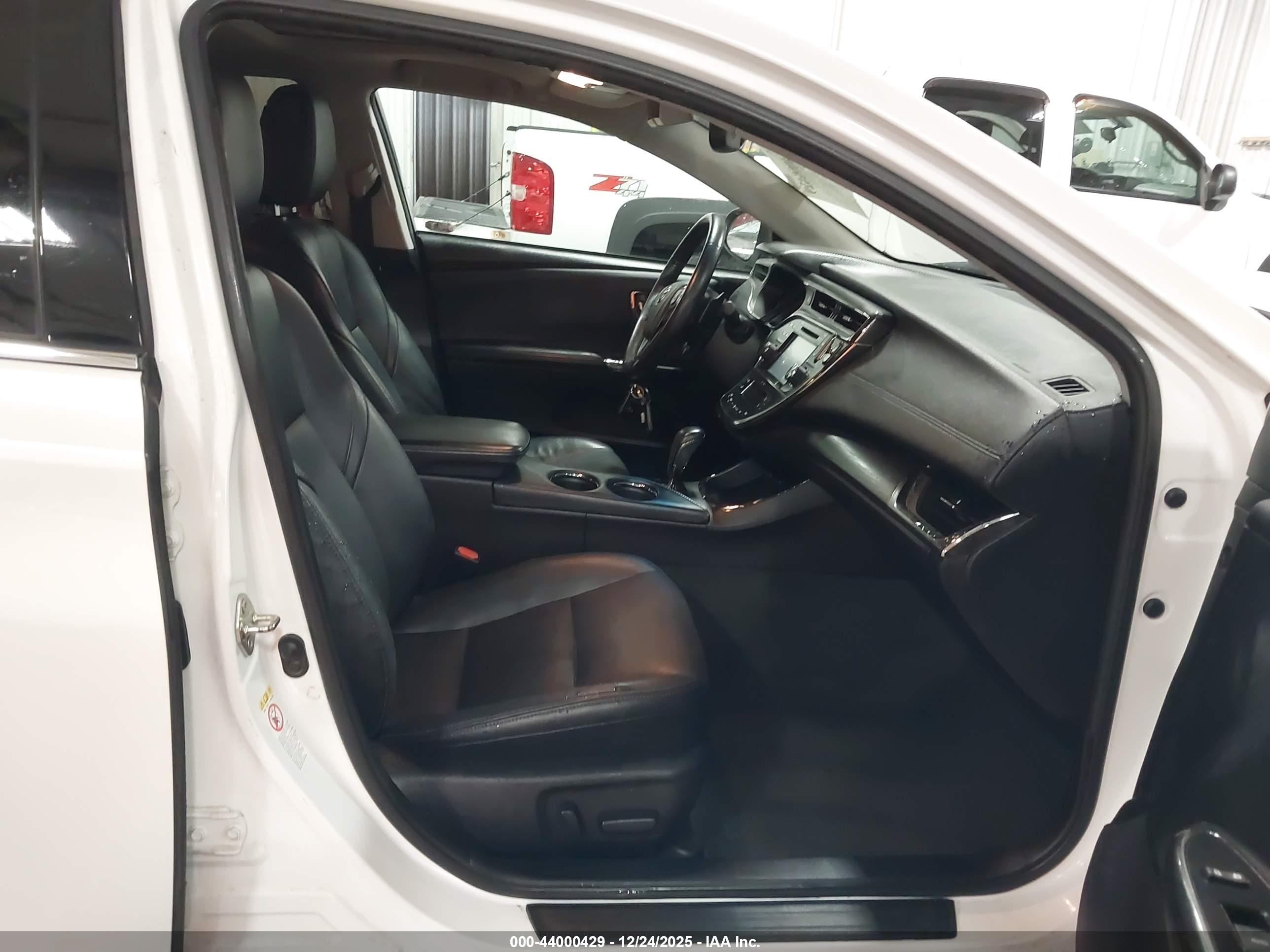 TOYOTA AVALON image 5