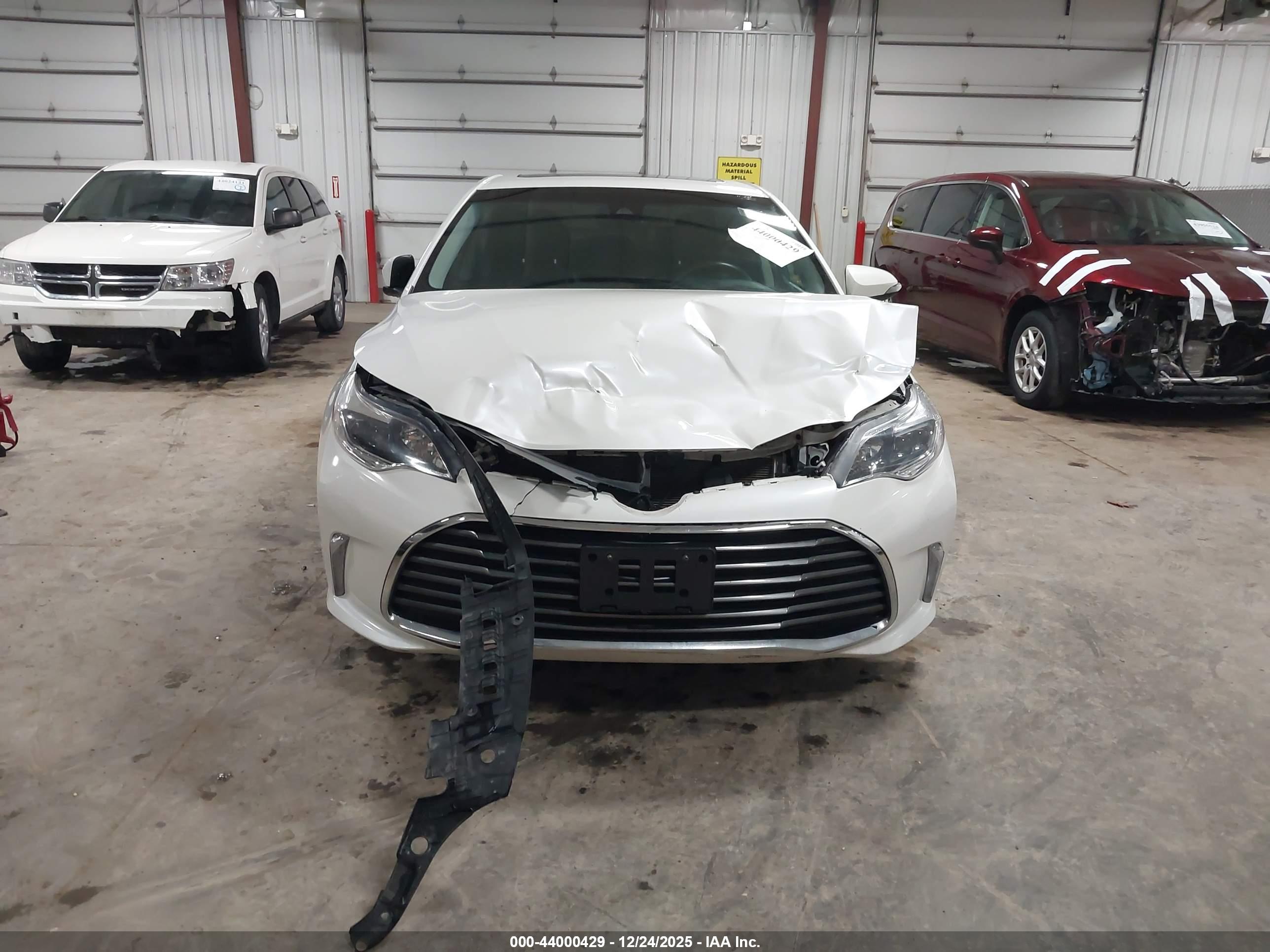 TOYOTA AVALON image 6