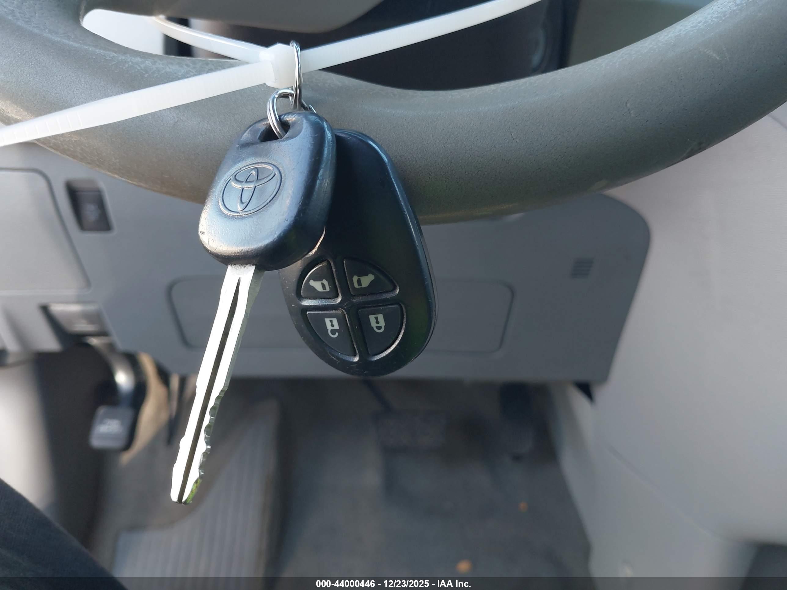 TOYOTA SIENNA image 11