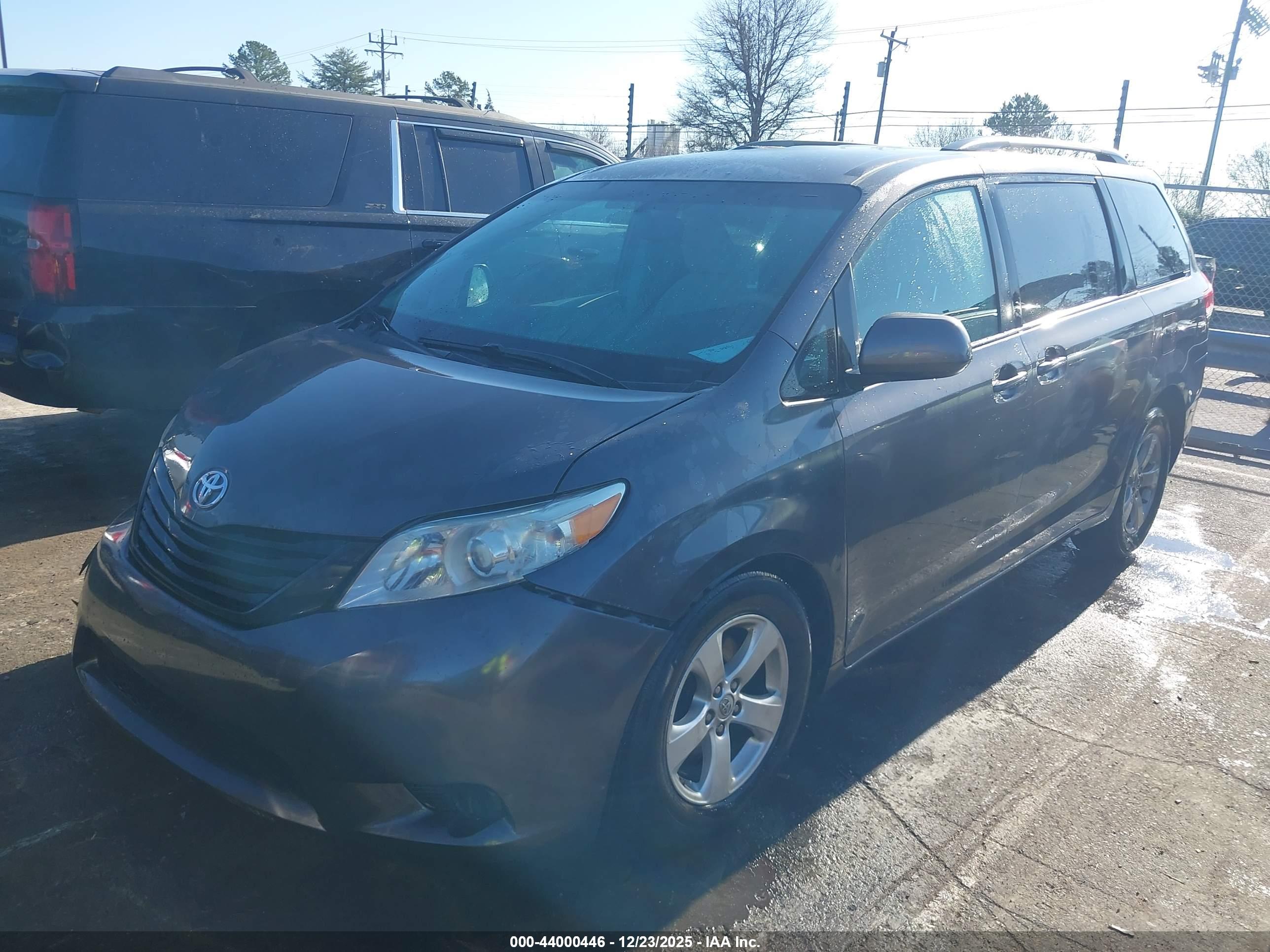 TOYOTA SIENNA image 2
