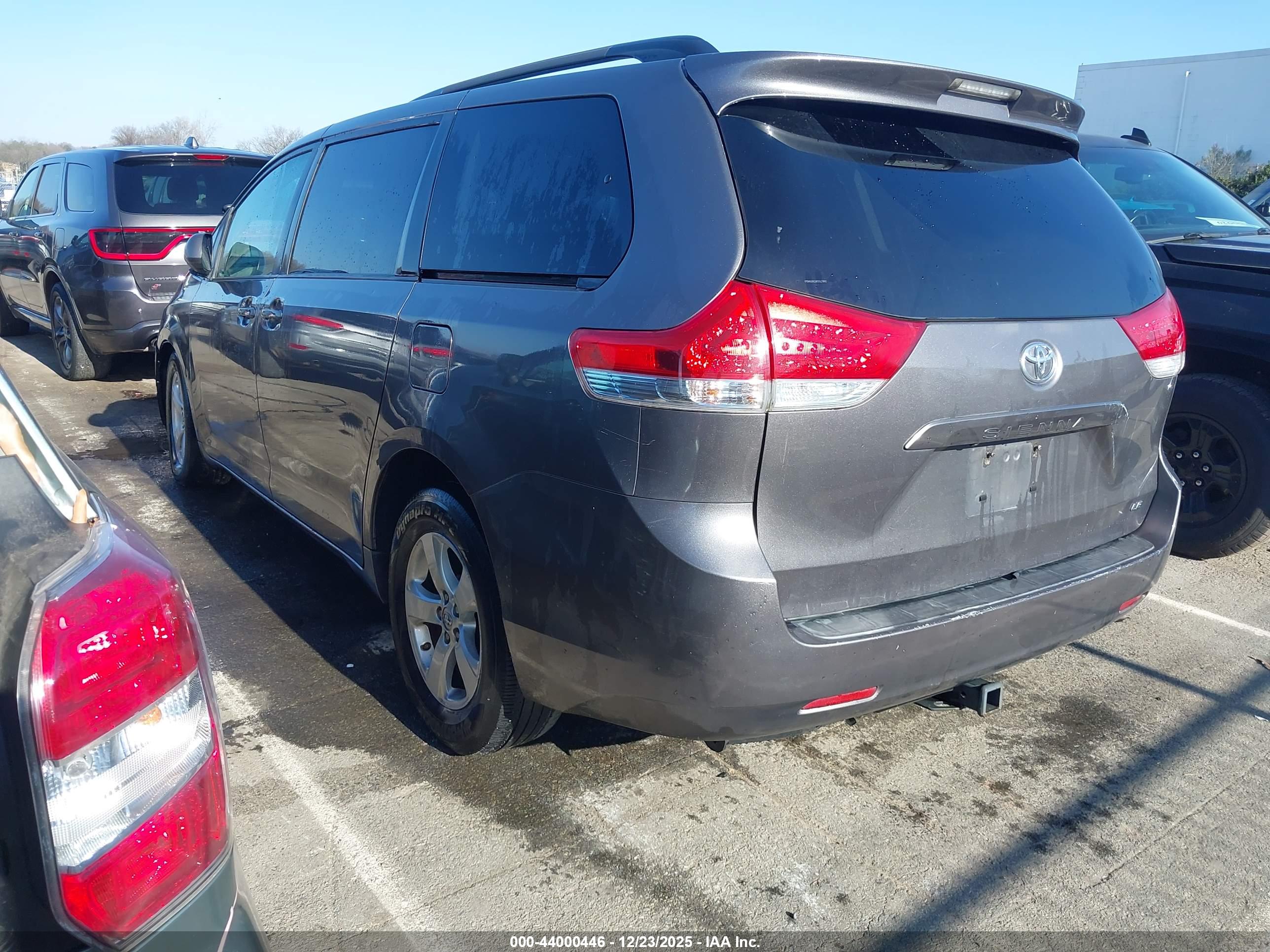 TOYOTA SIENNA image 3