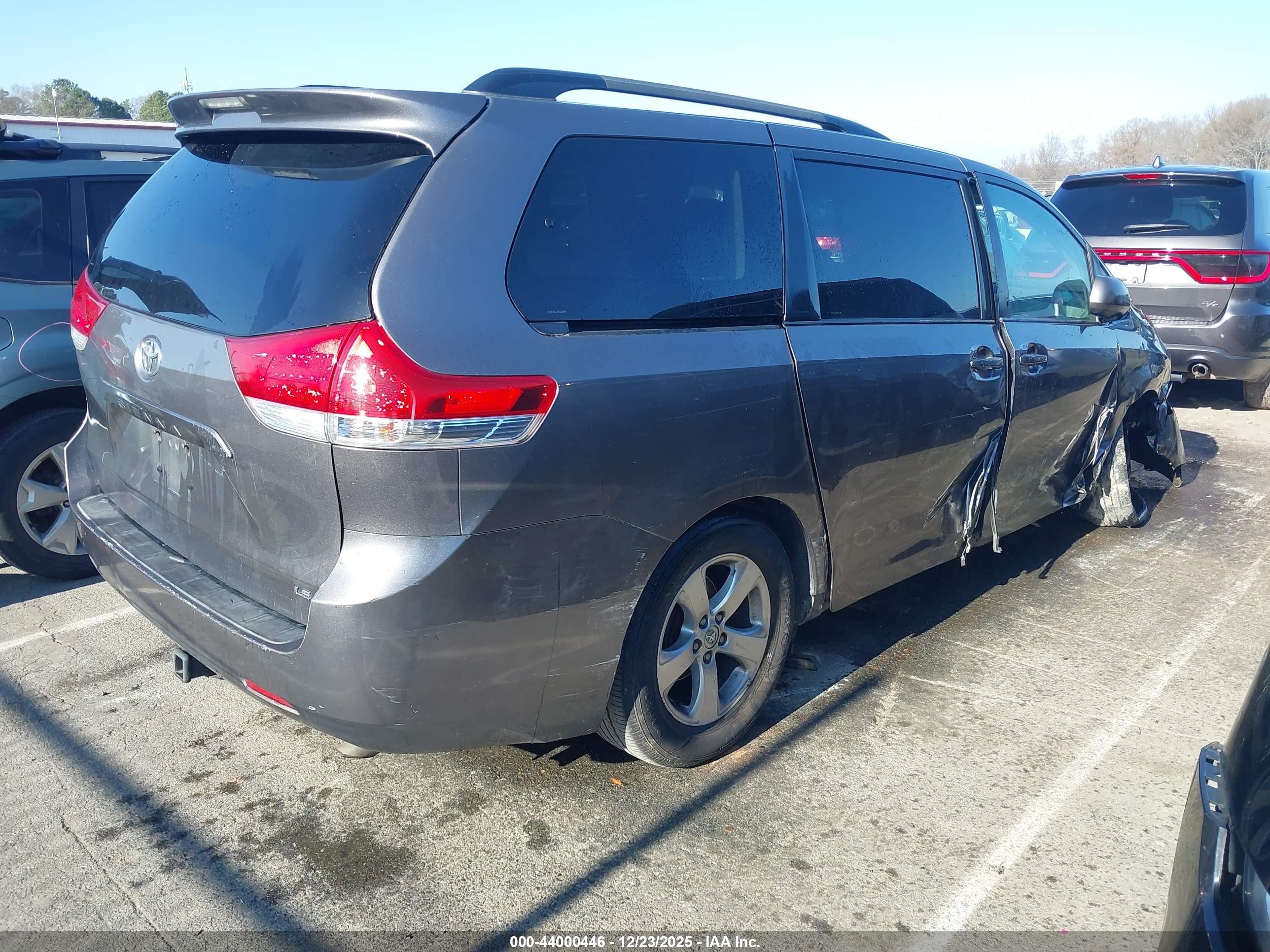 TOYOTA SIENNA image 4