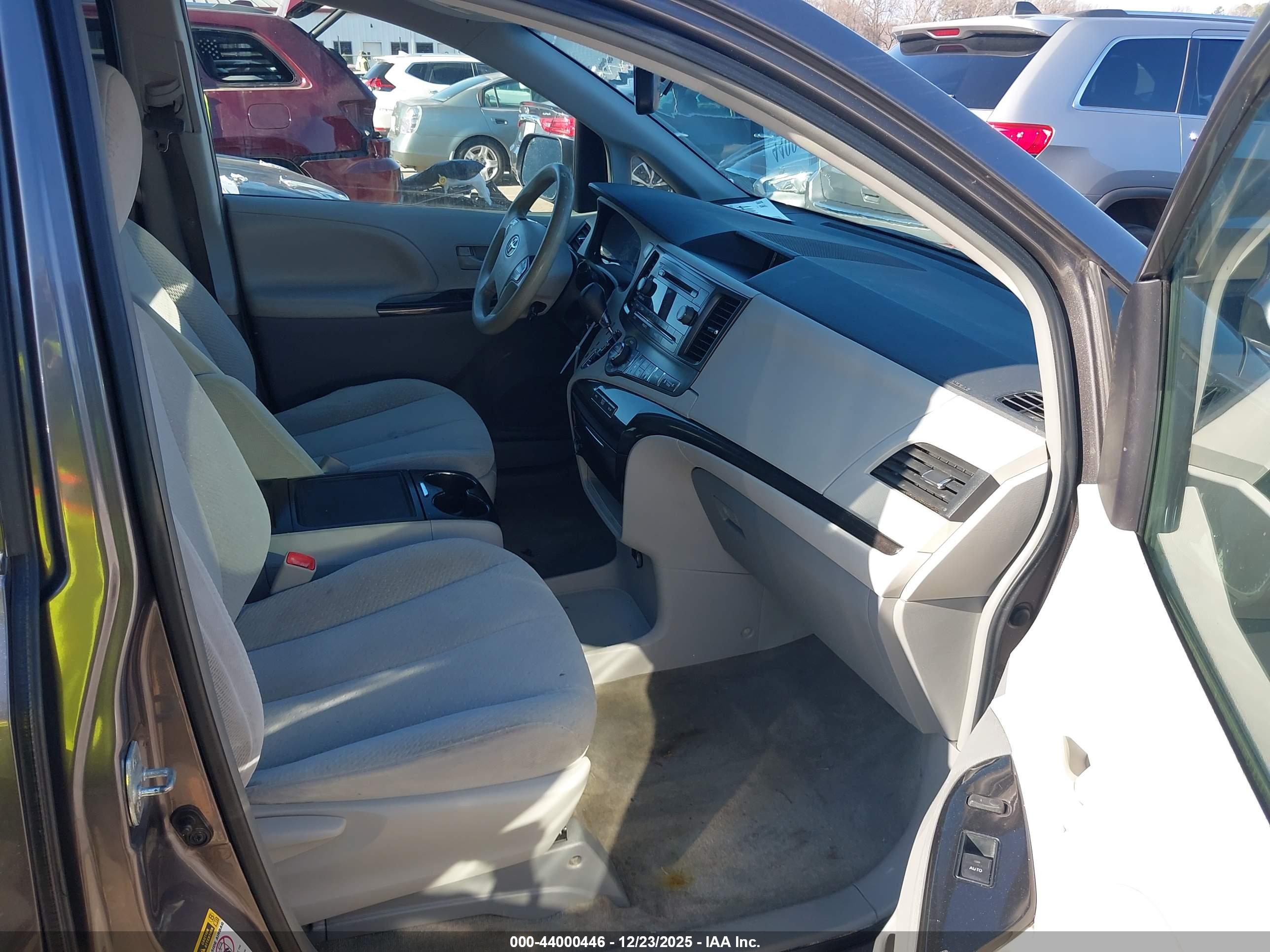 TOYOTA SIENNA image 5
