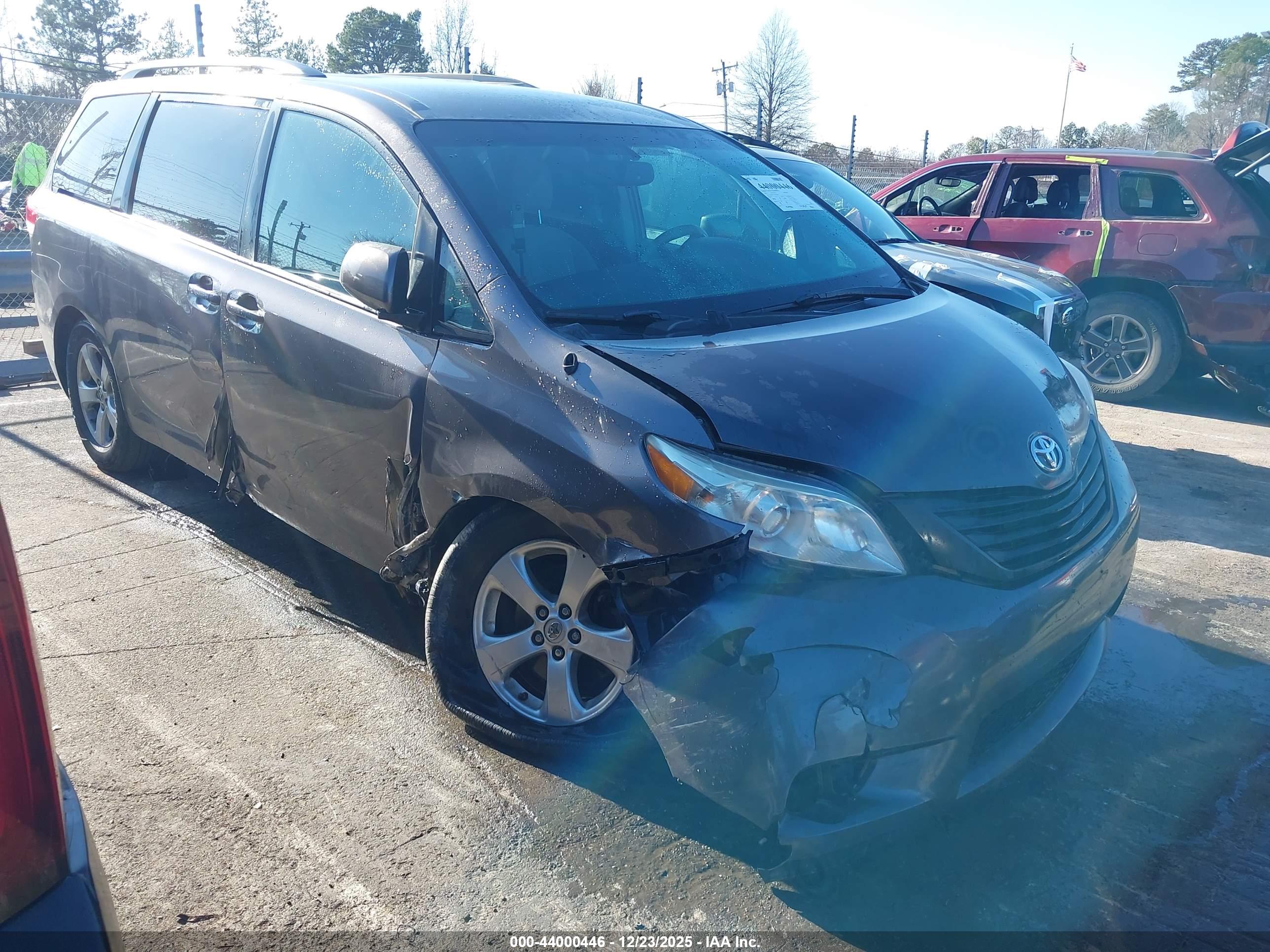 TOYOTA SIENNA image 6