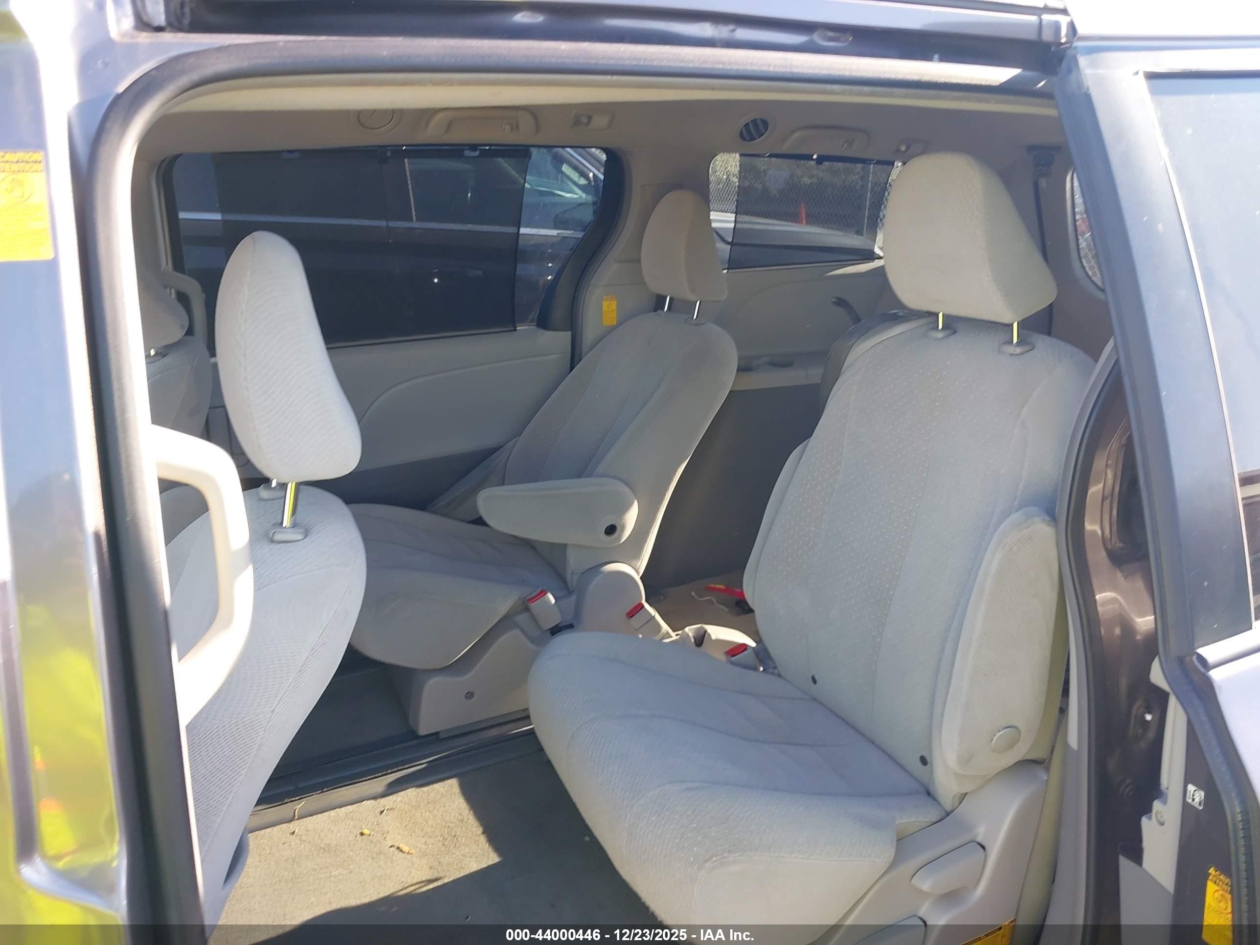 TOYOTA SIENNA image 8