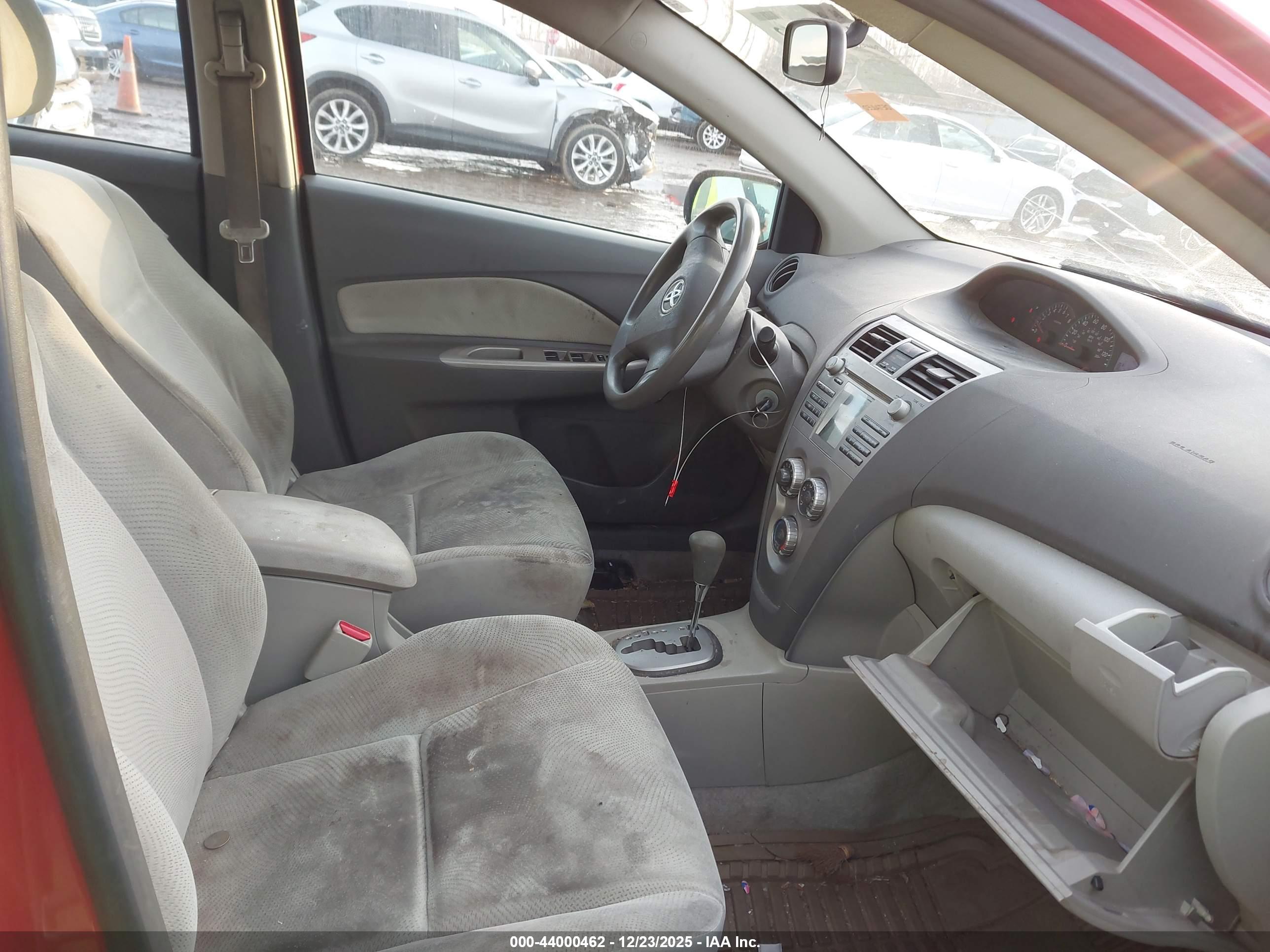 TOYOTA YARIS image 5