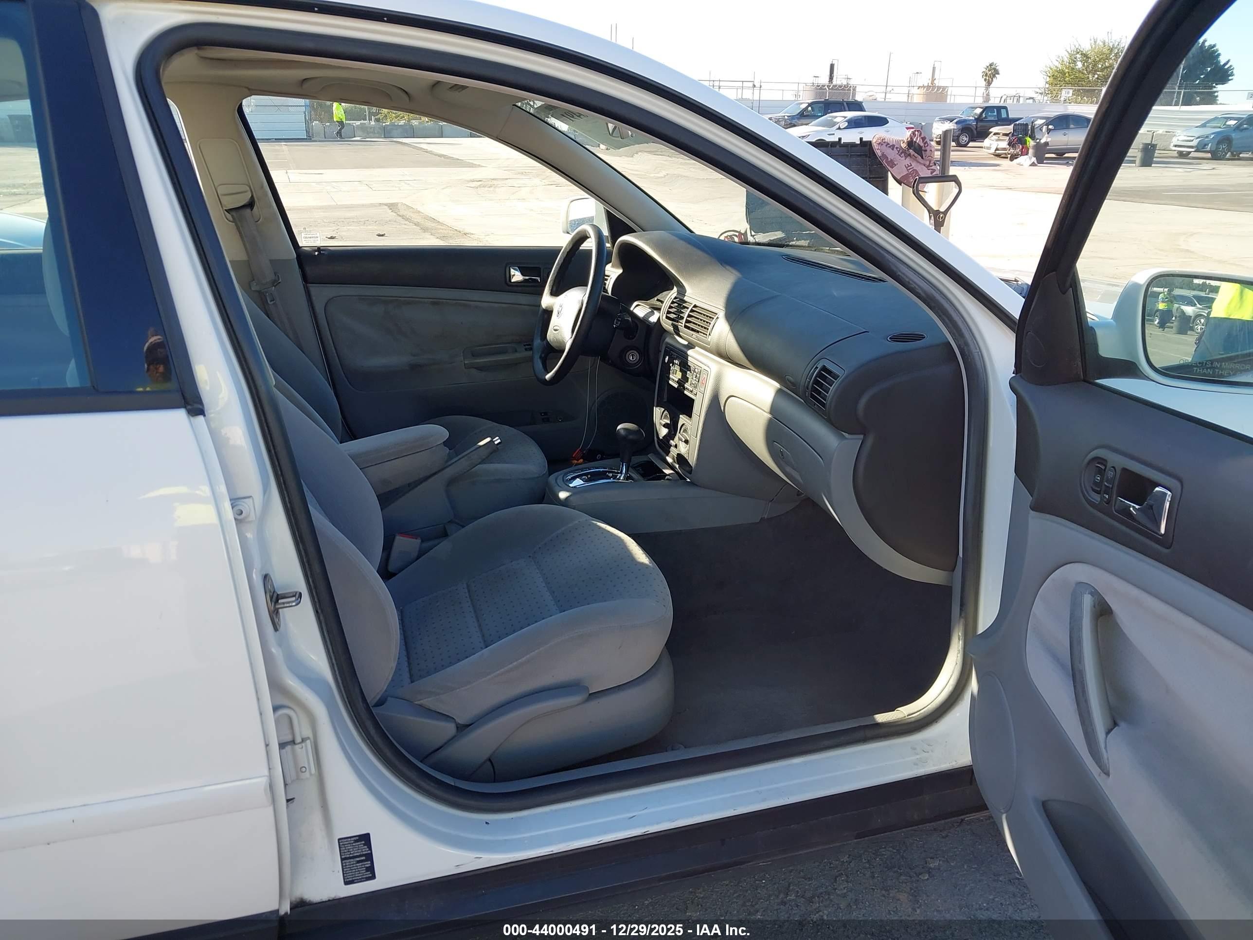 VOLKSWAGEN PASSAT image 5