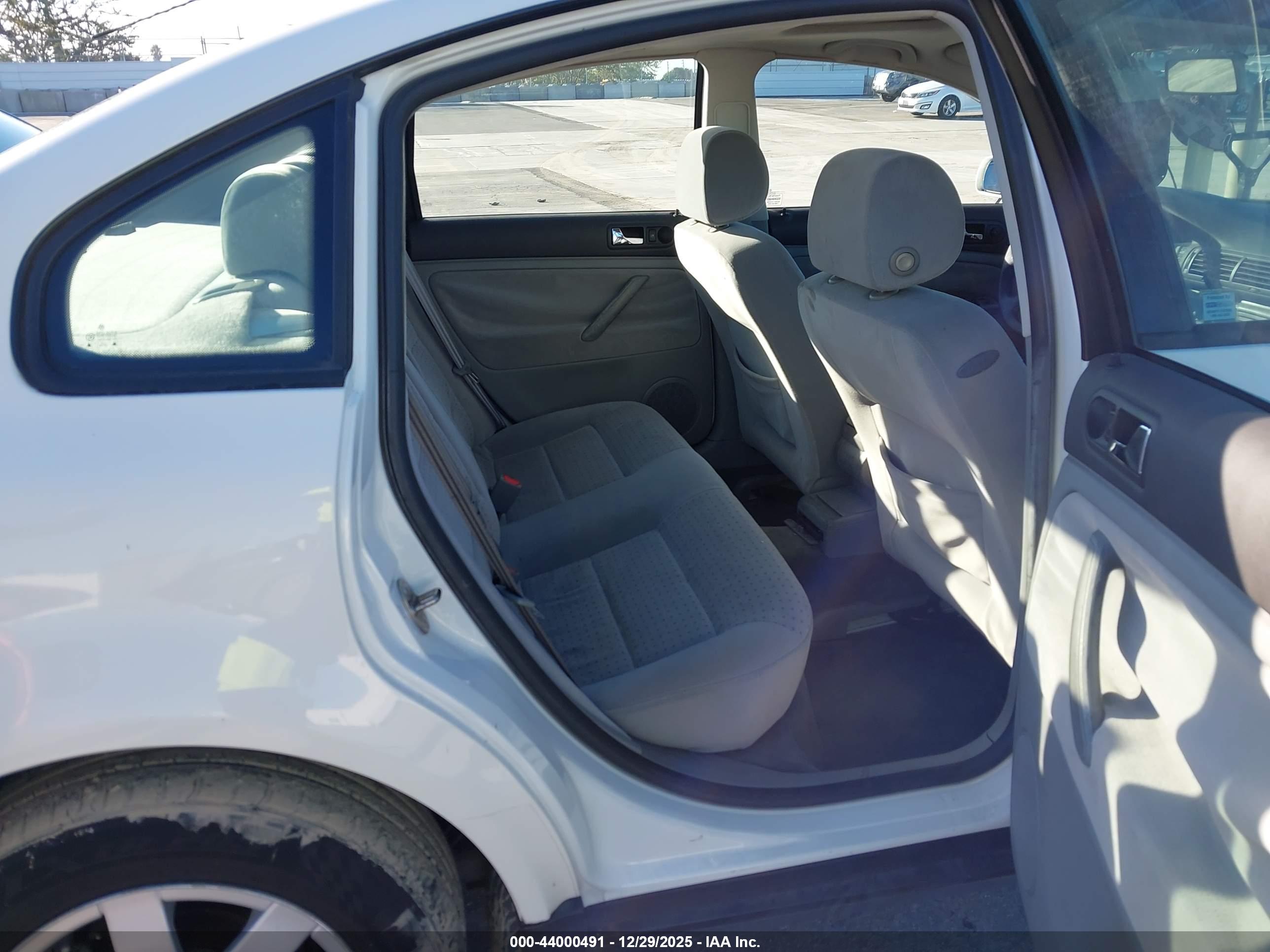 VOLKSWAGEN PASSAT image 8