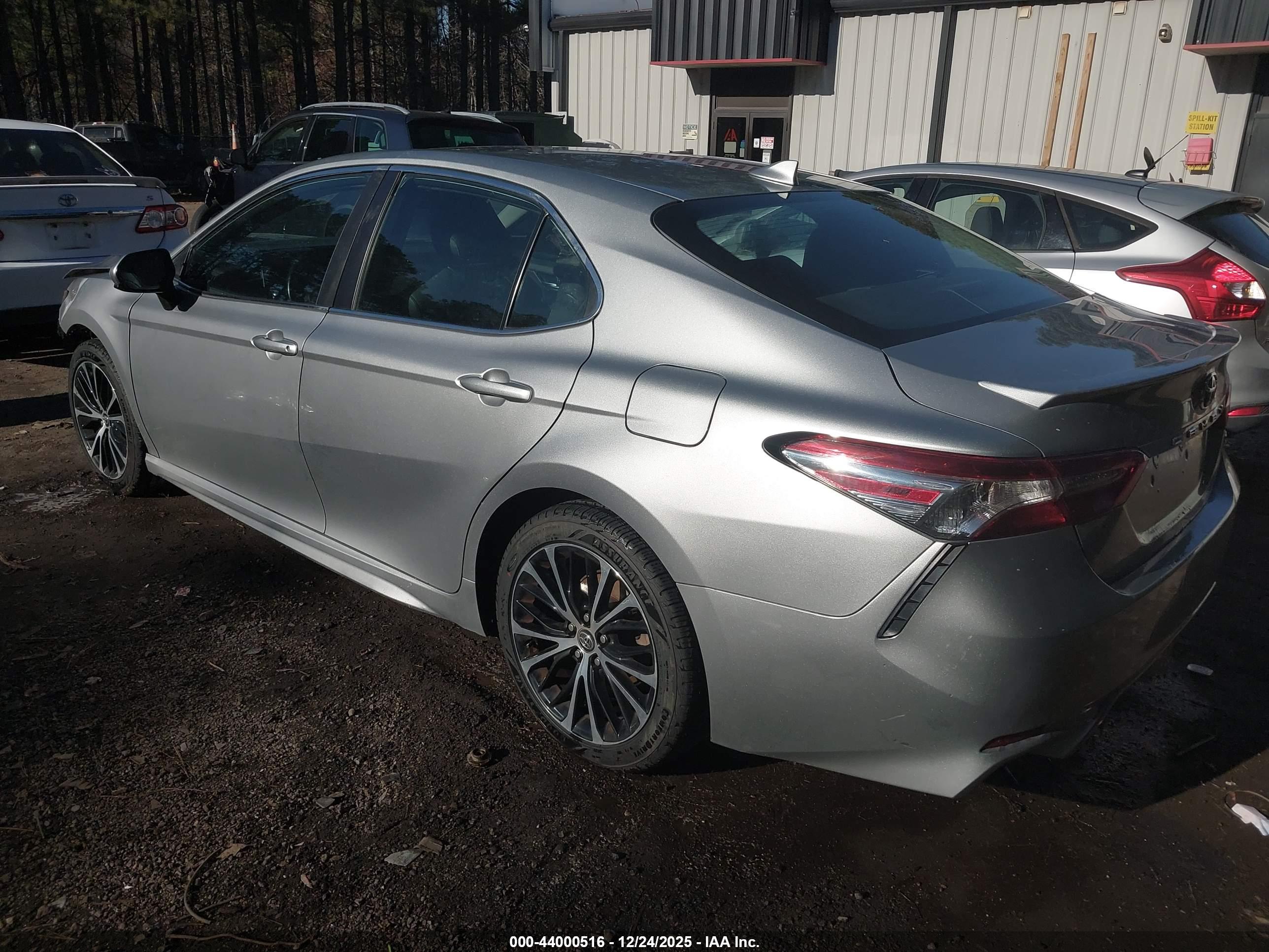 TOYOTA CAMRY image 3