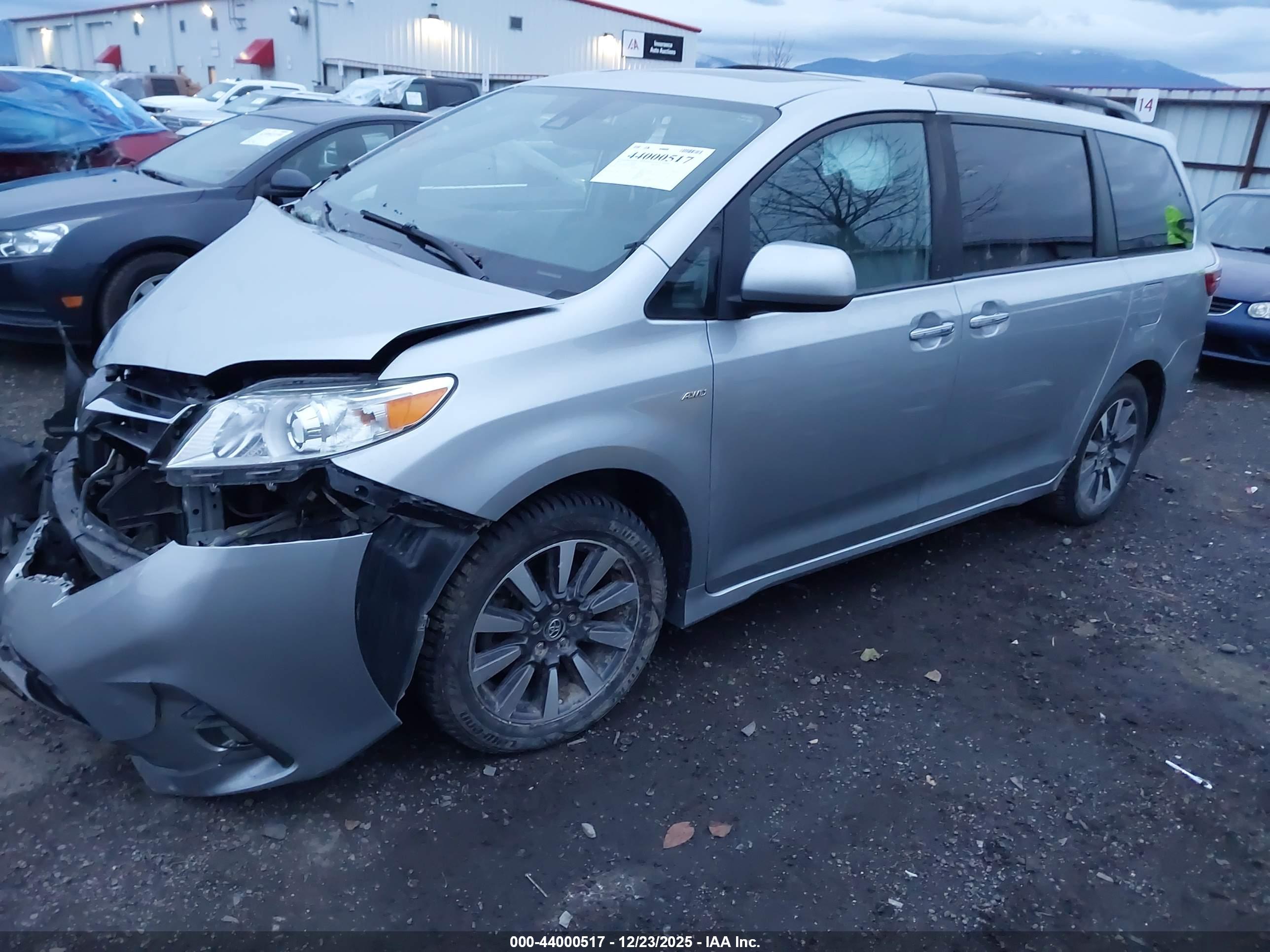 TOYOTA SIENNA image 2