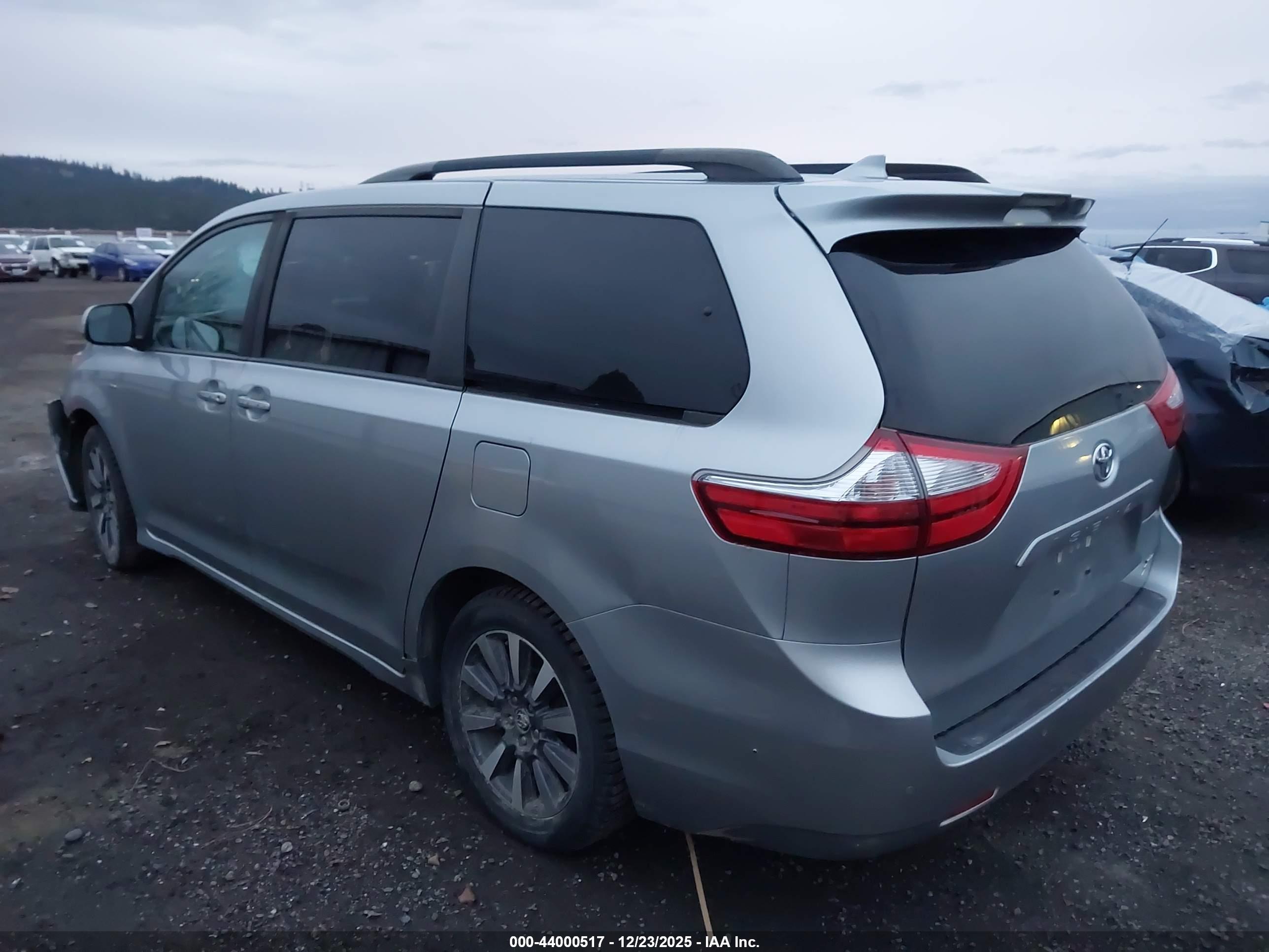 TOYOTA SIENNA image 3