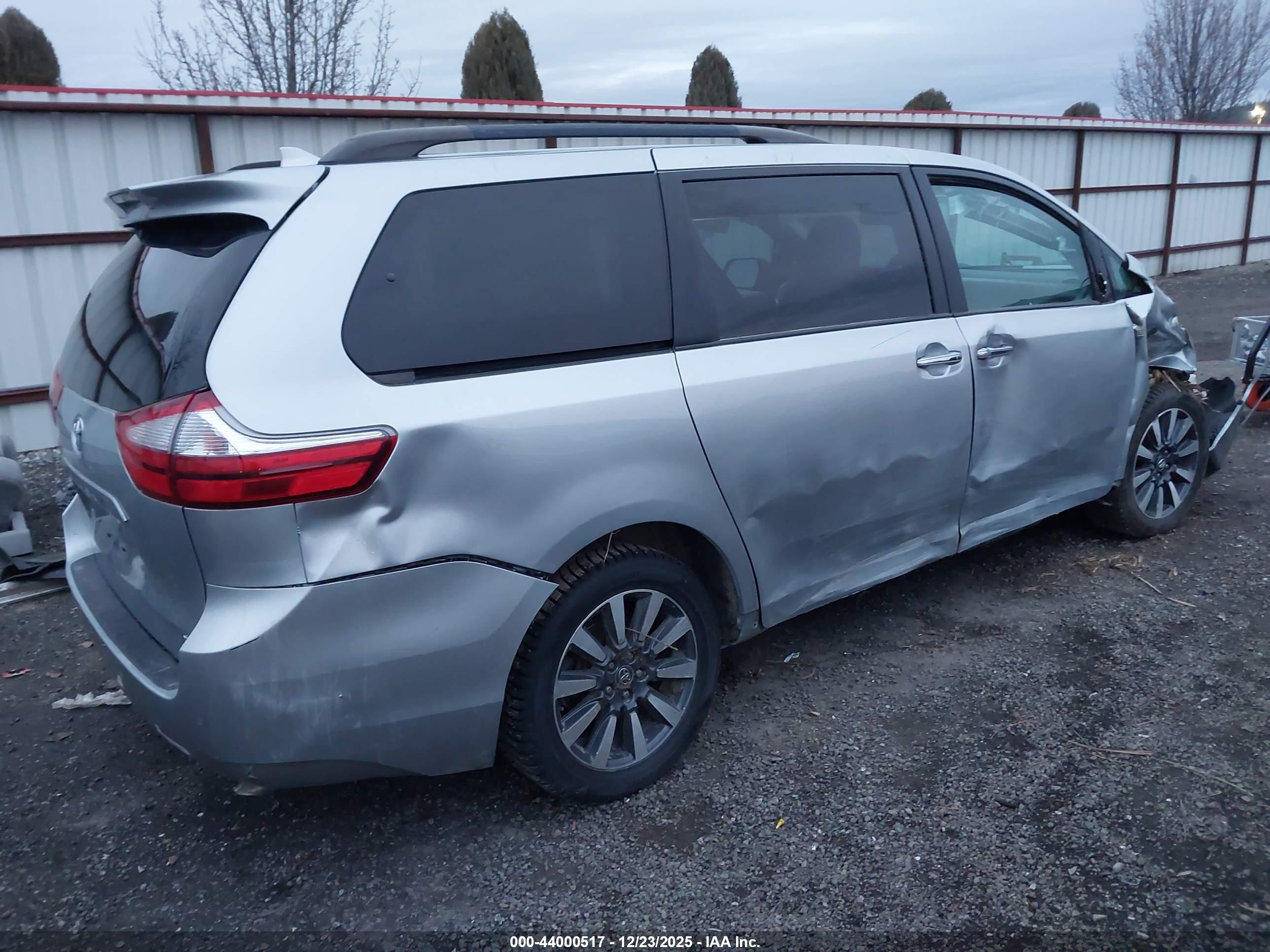 TOYOTA SIENNA image 4