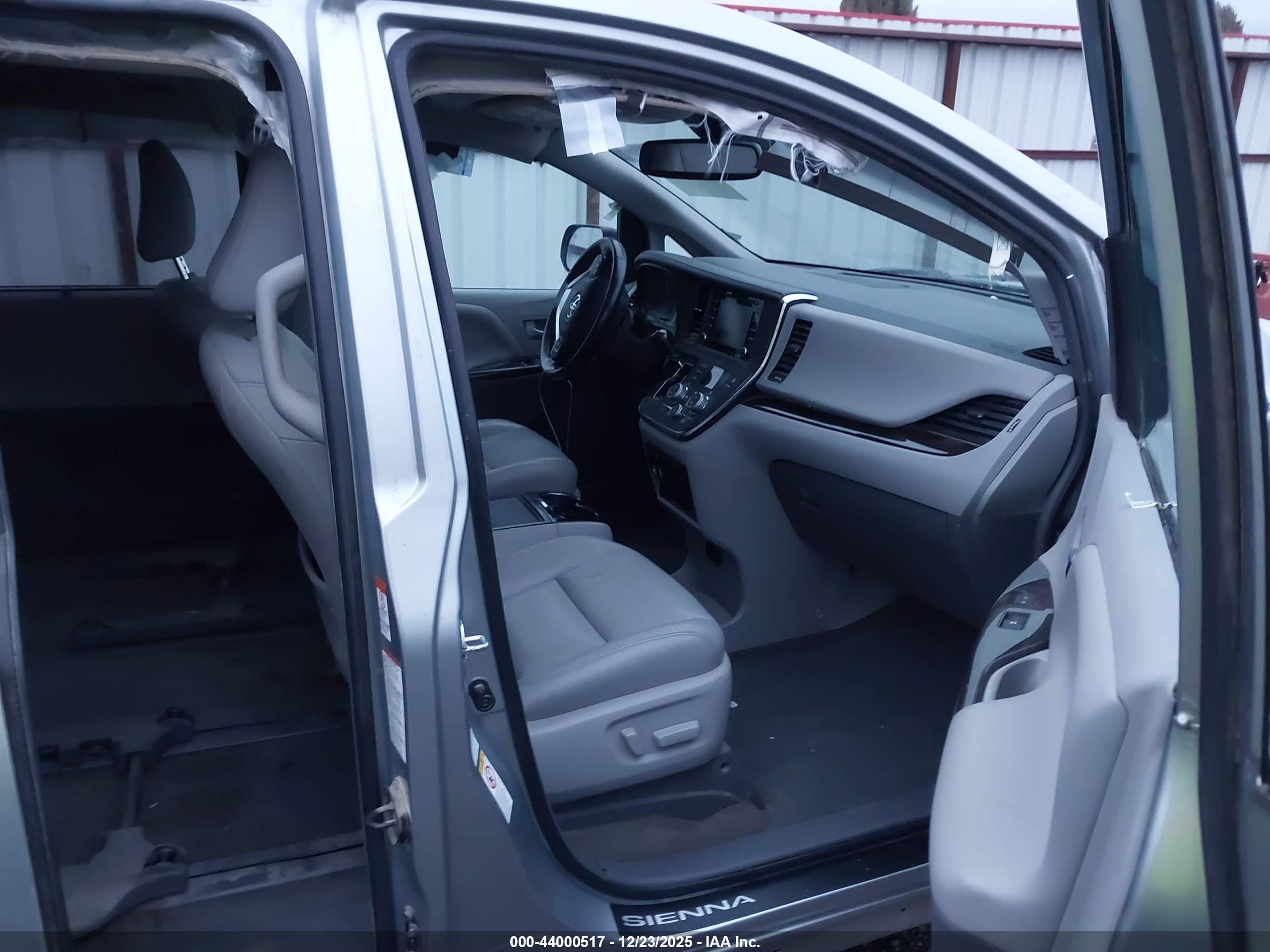 TOYOTA SIENNA image 5