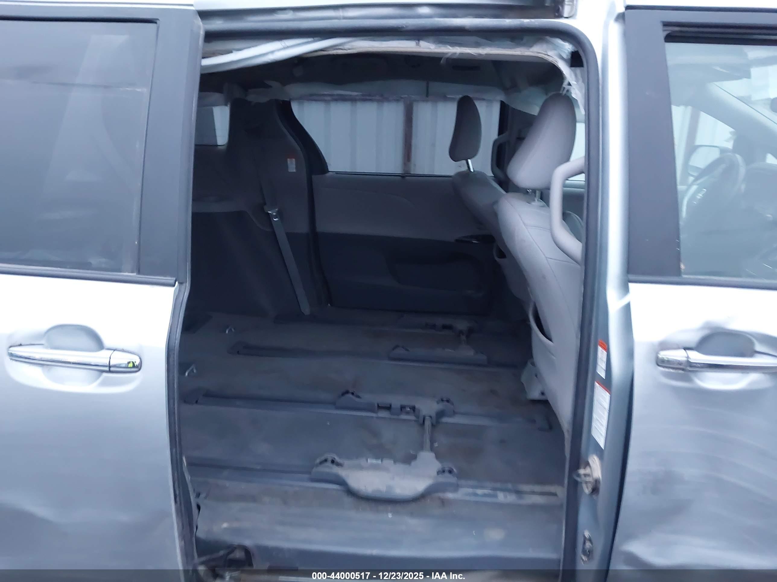 TOYOTA SIENNA image 8