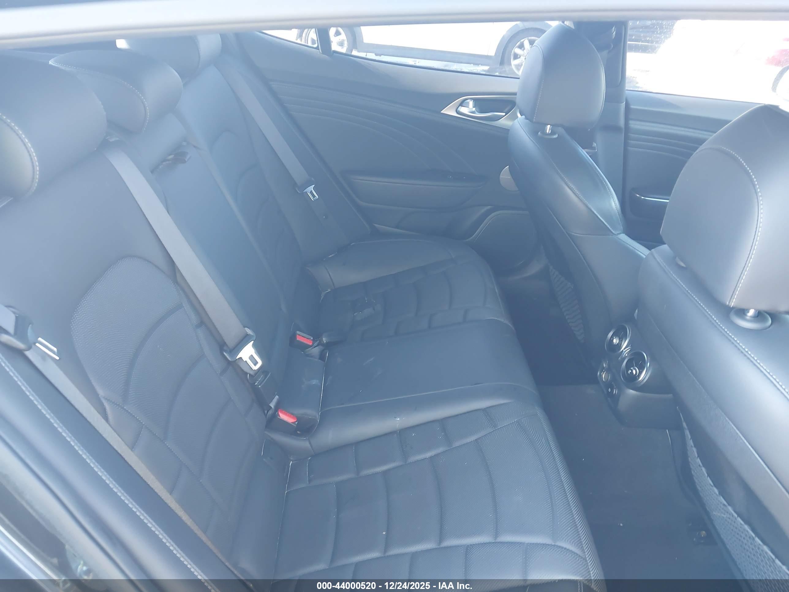 KIA STINGER image 8