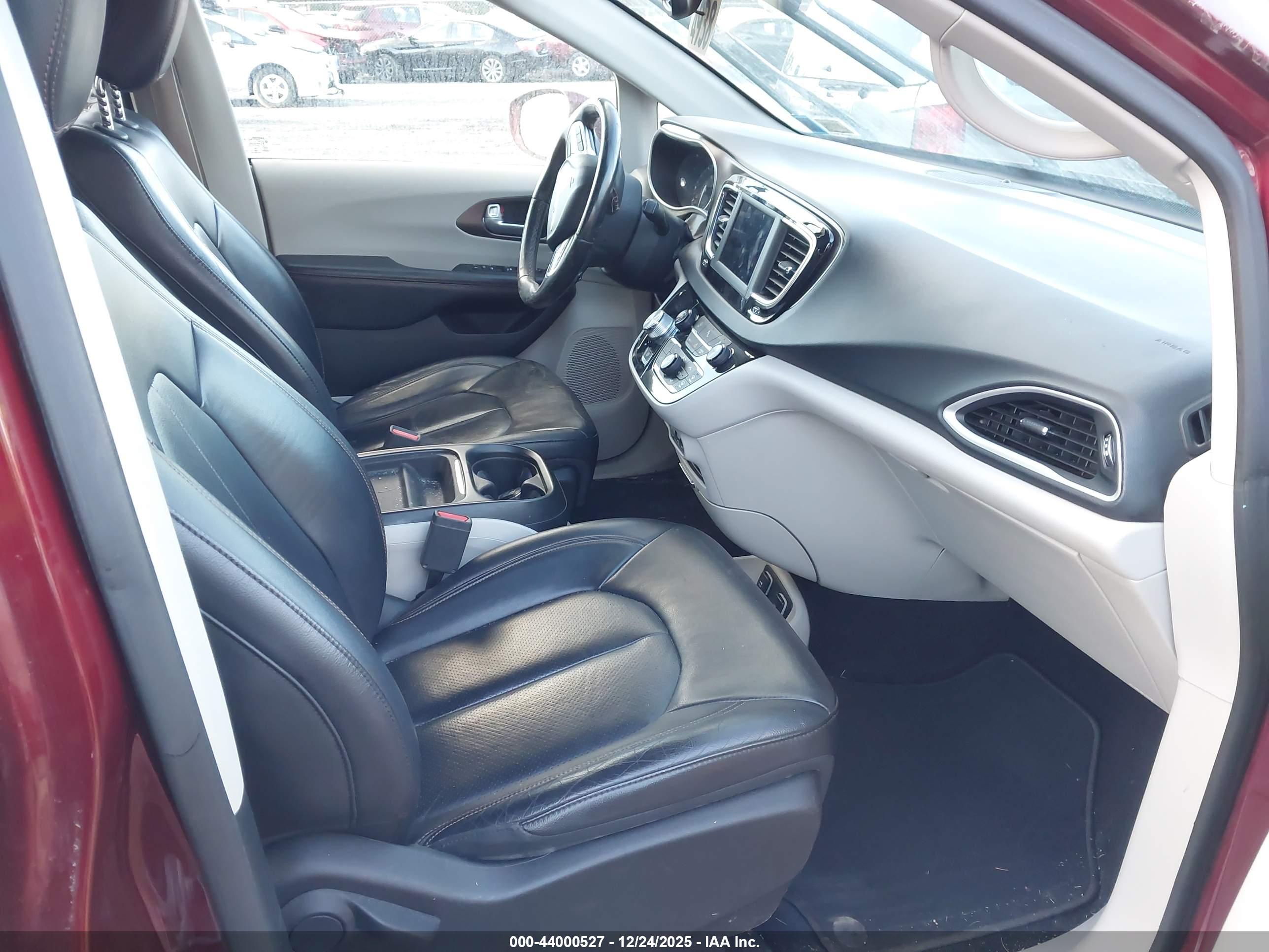 CHRYSLER PACIFICA image 5