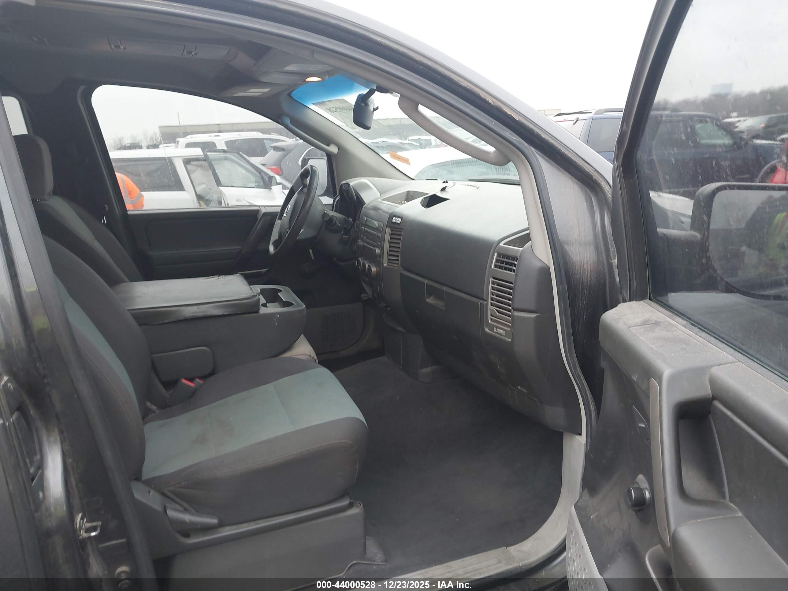 NISSAN TITAN image 5
