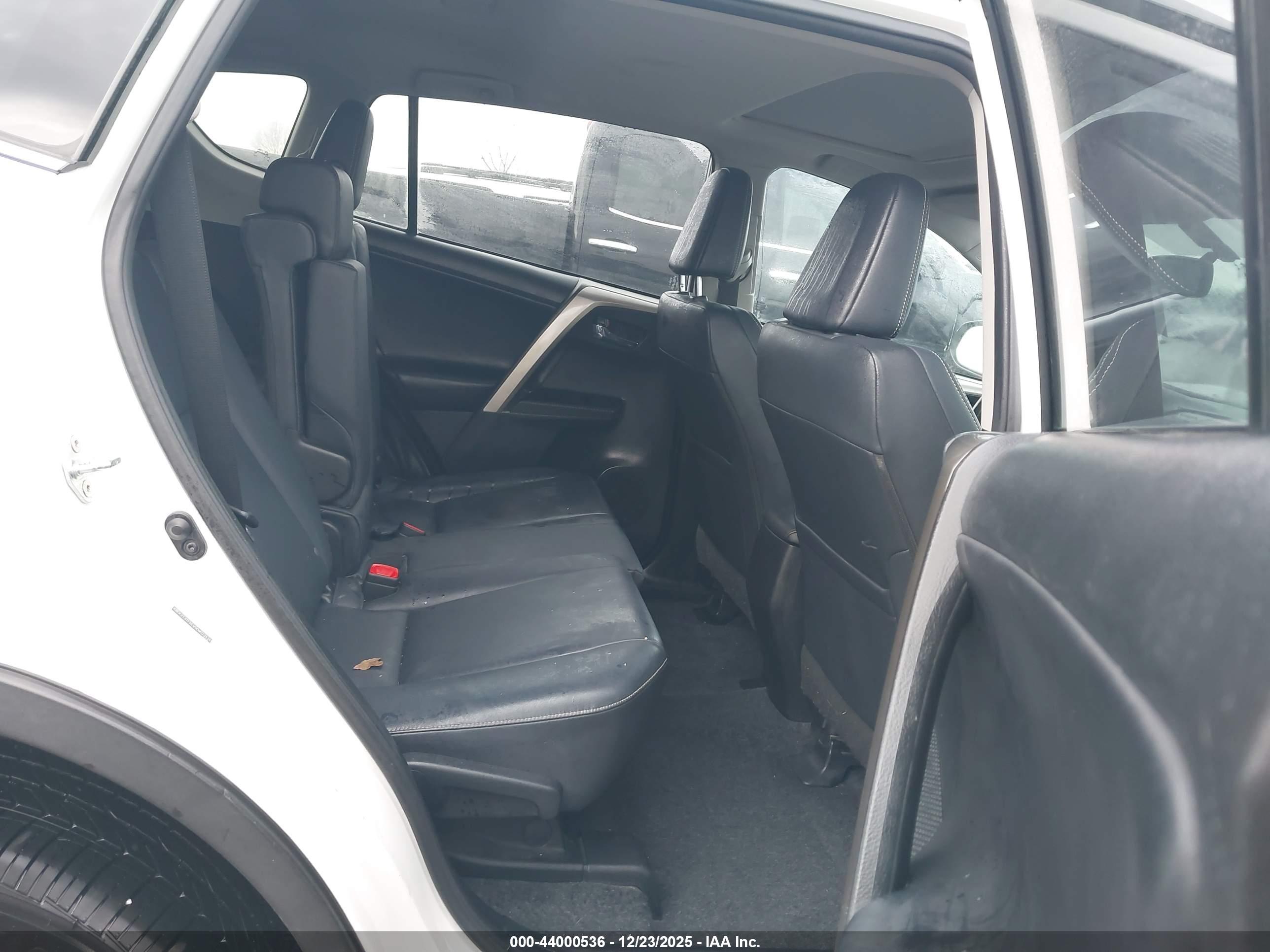 TOYOTA RAV4 image 8