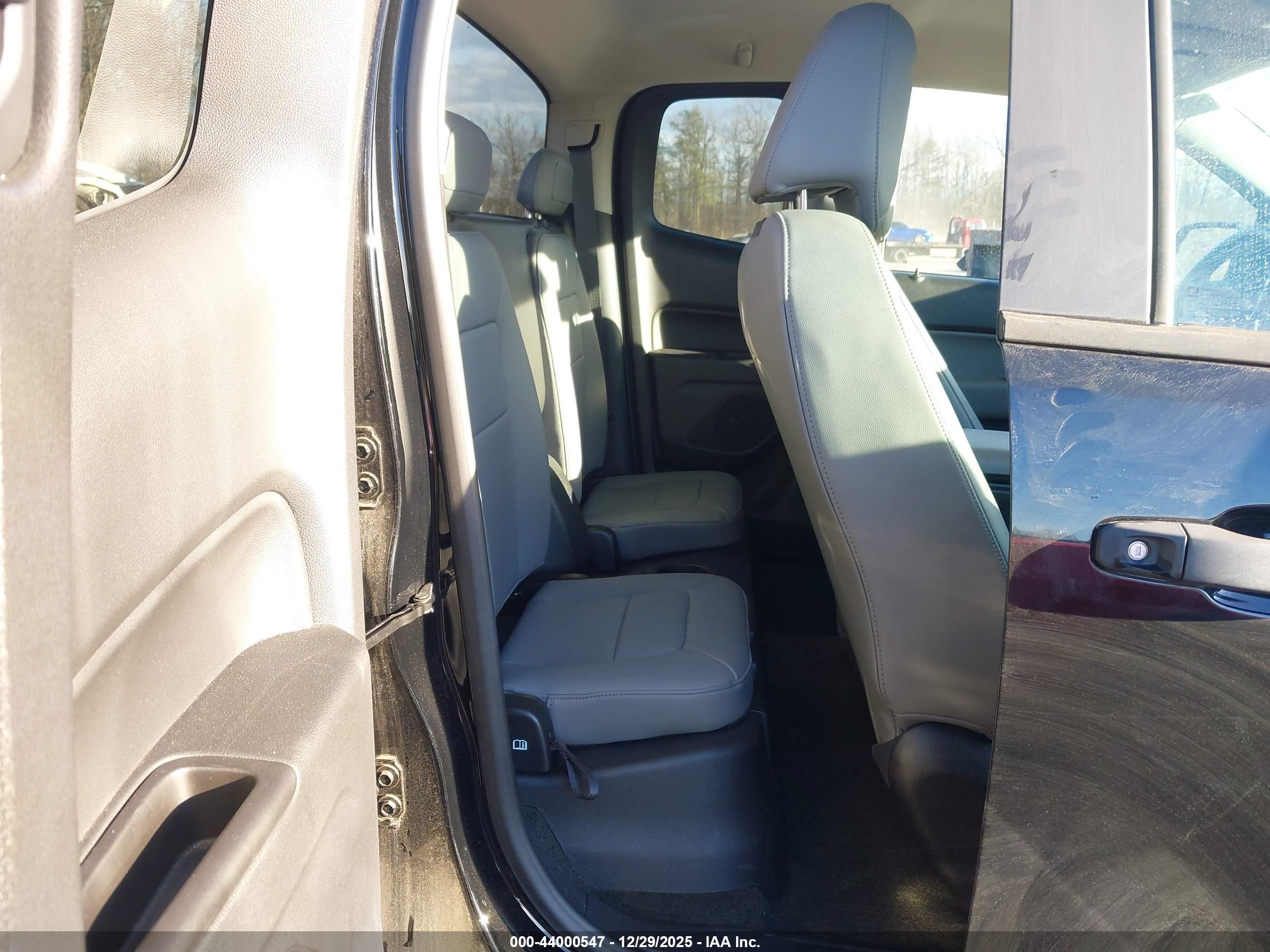 CHEVROLET COLORADO image 8