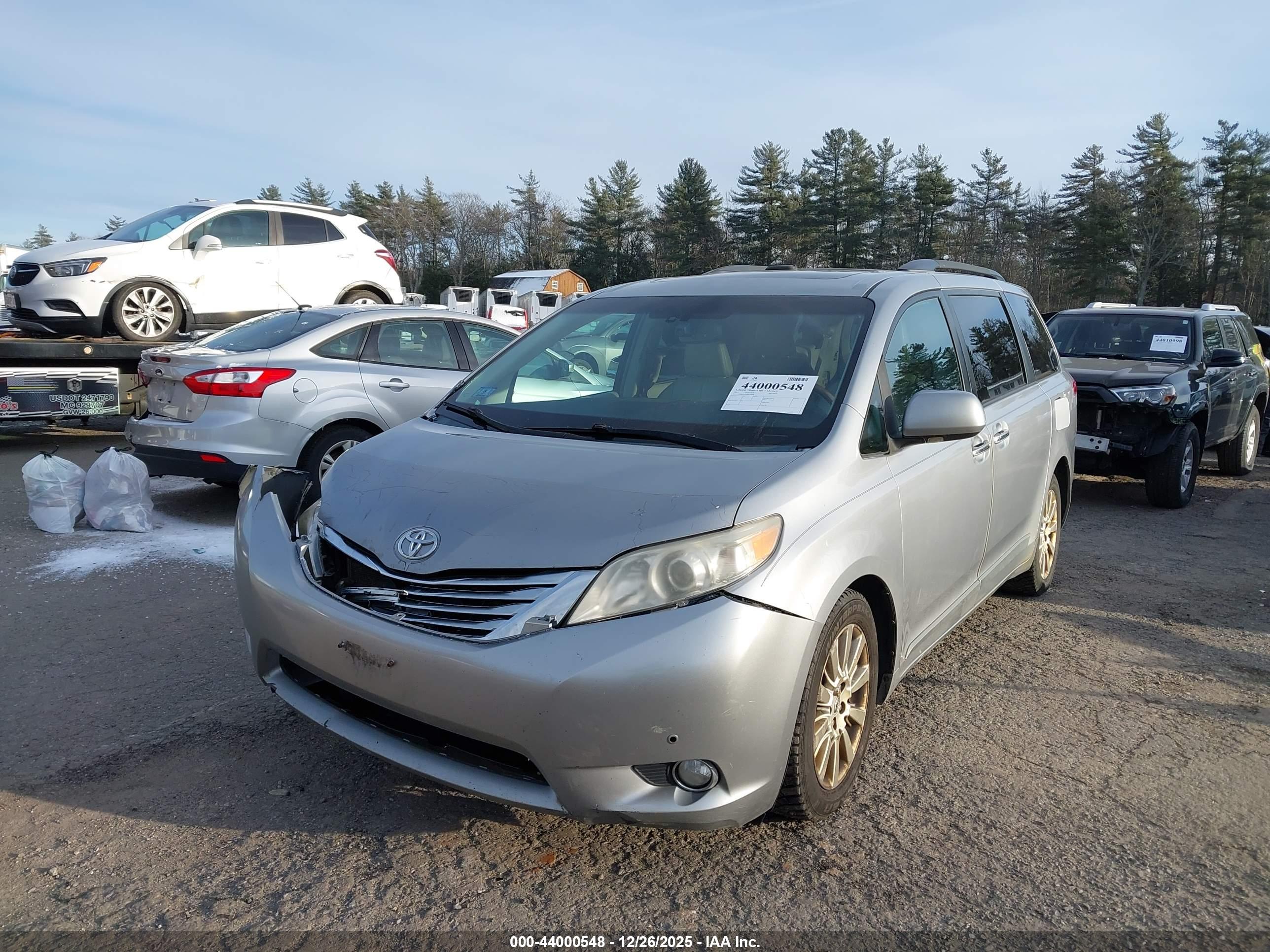 TOYOTA SIENNA image 2