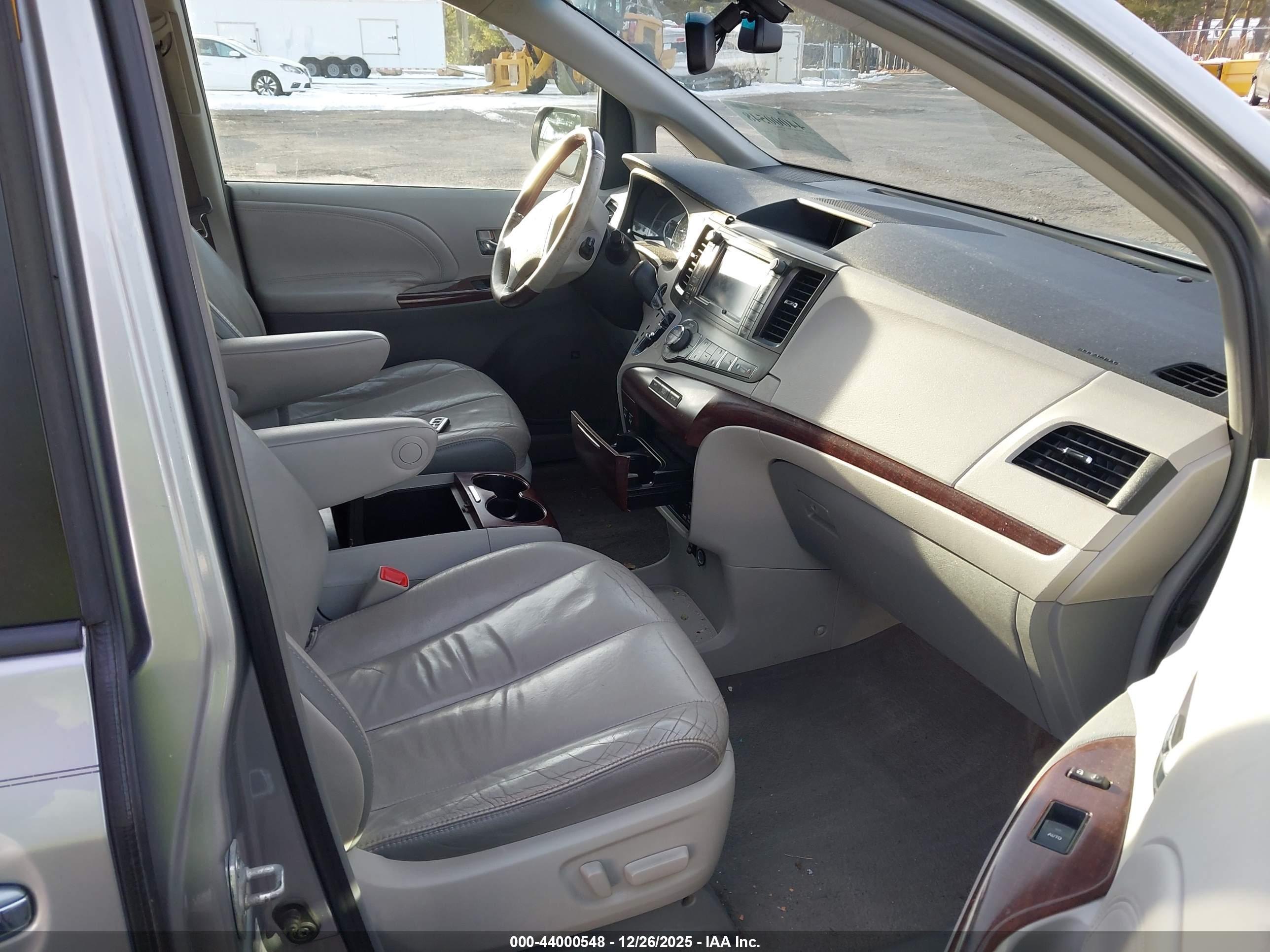 TOYOTA SIENNA image 5