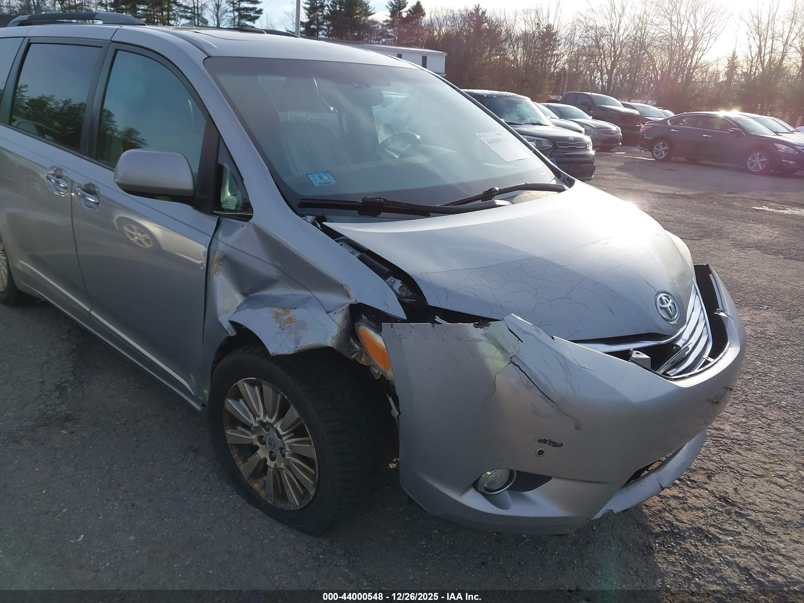 TOYOTA SIENNA image 6