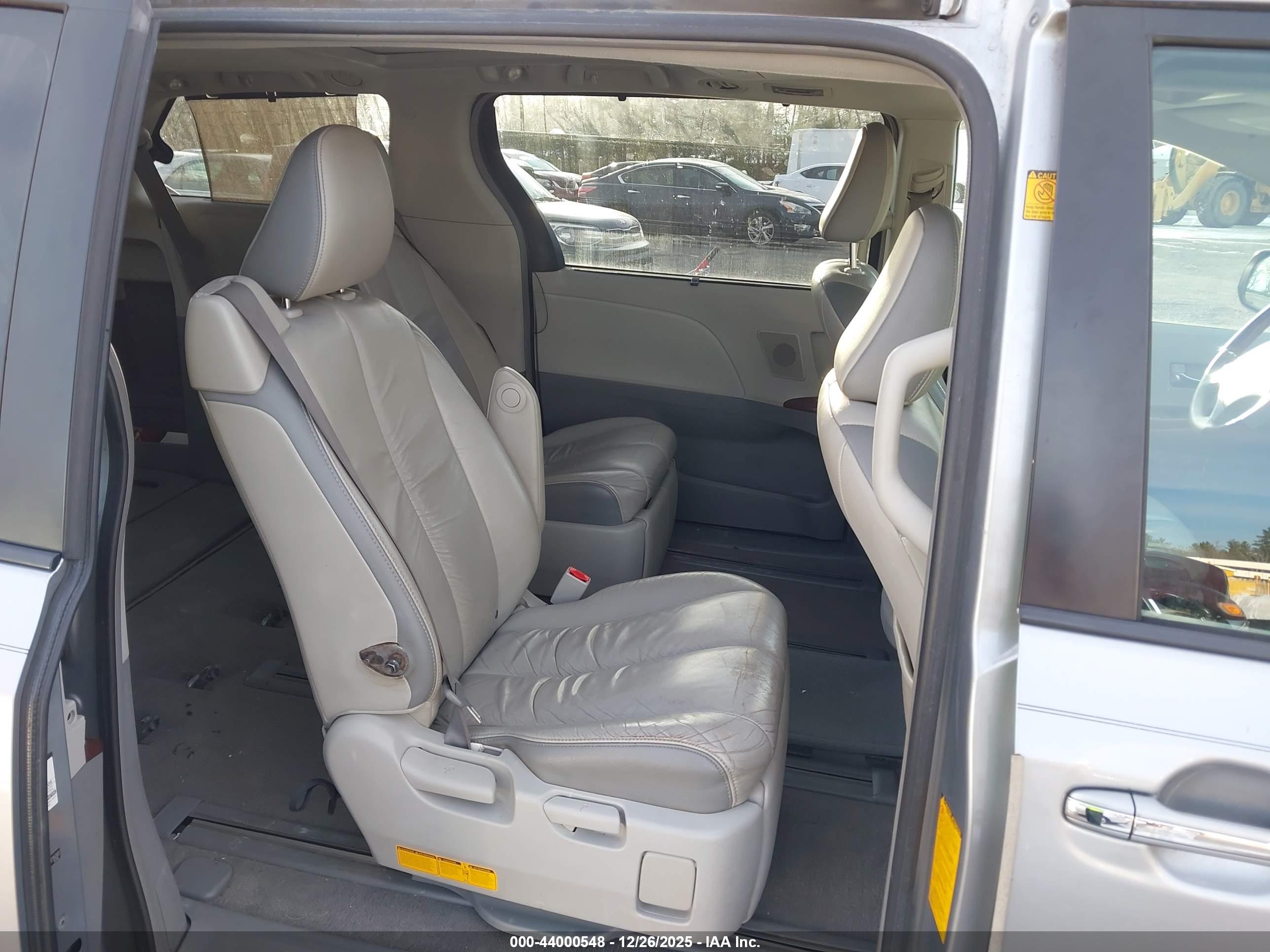 TOYOTA SIENNA image 8