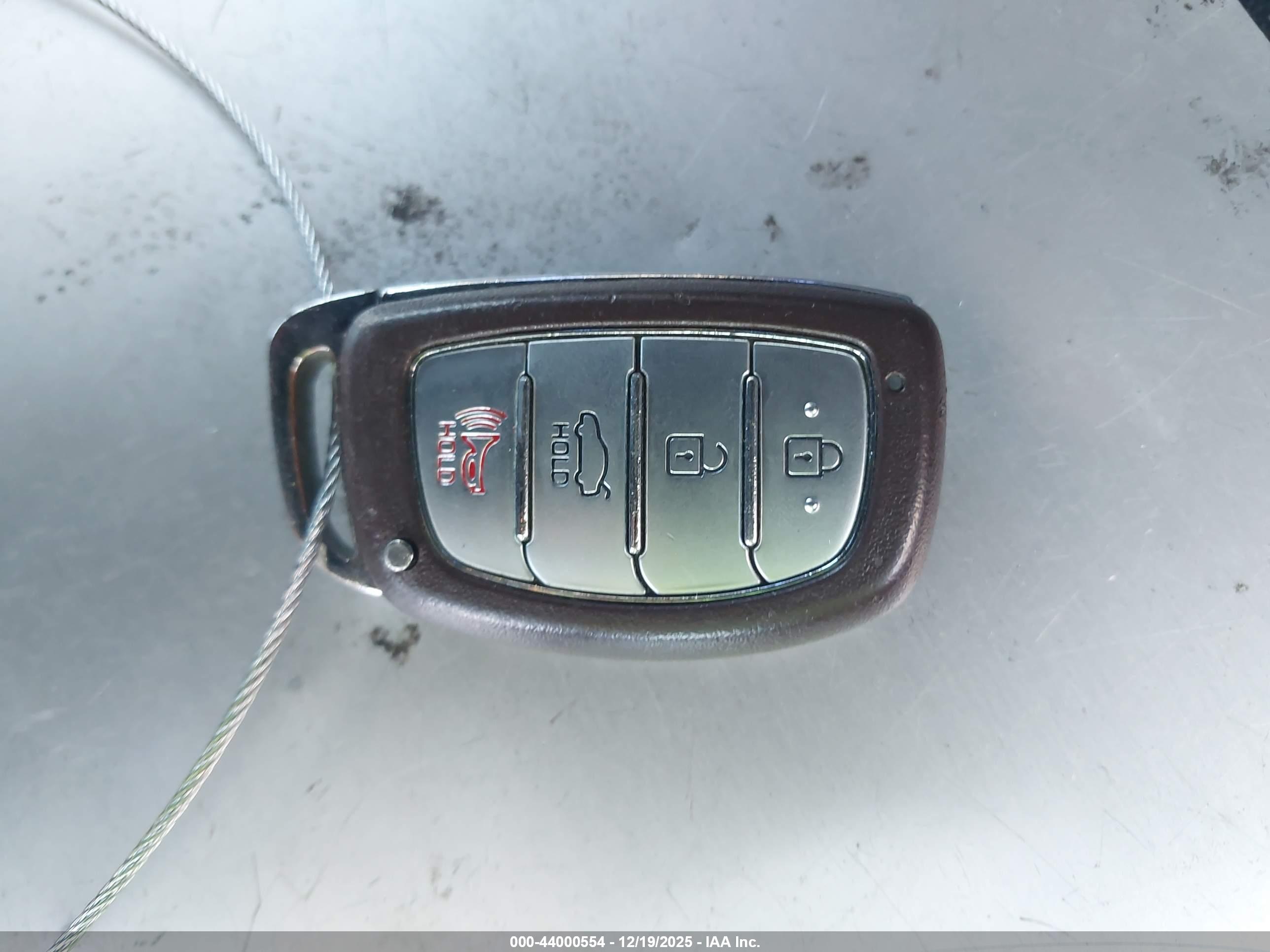 HYUNDAI ELANTRA image 11
