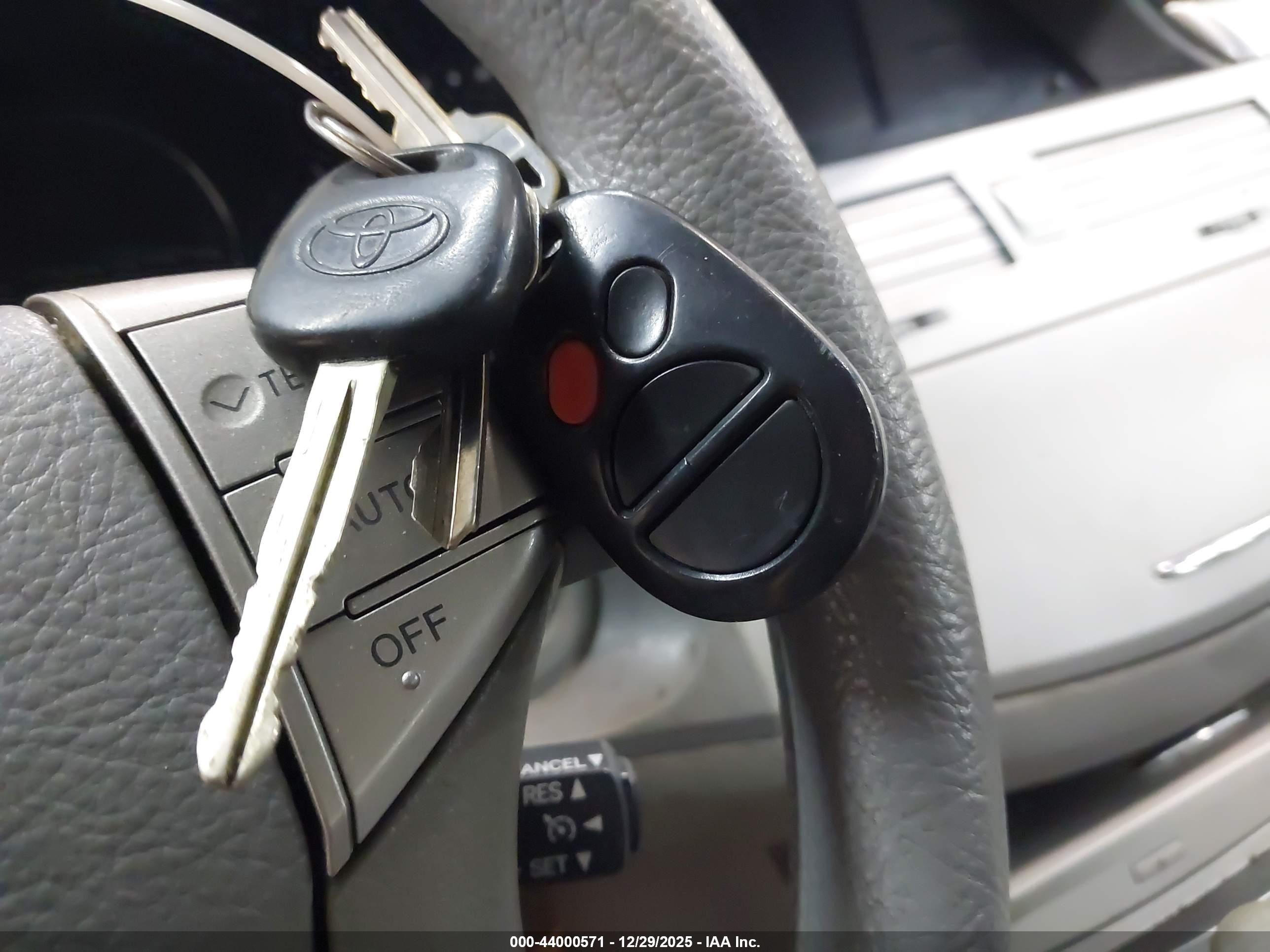 TOYOTA AVALON image 11