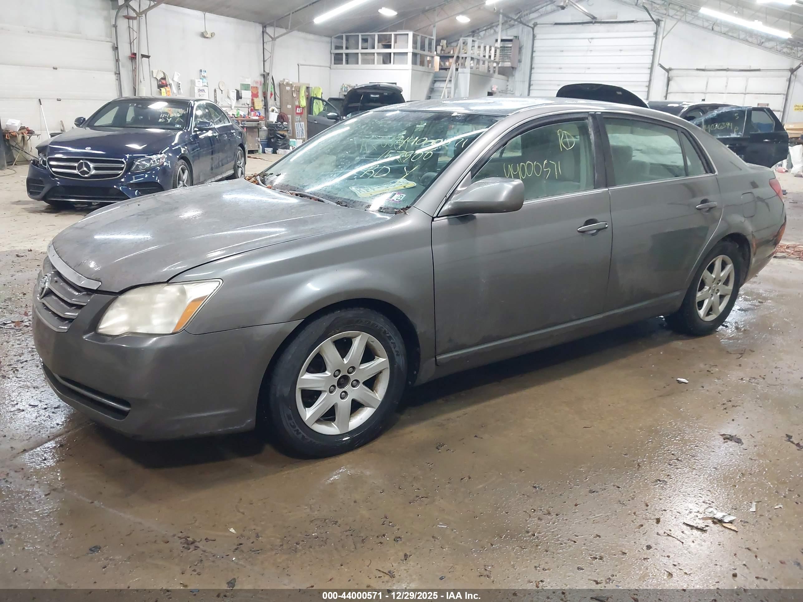 TOYOTA AVALON image 2