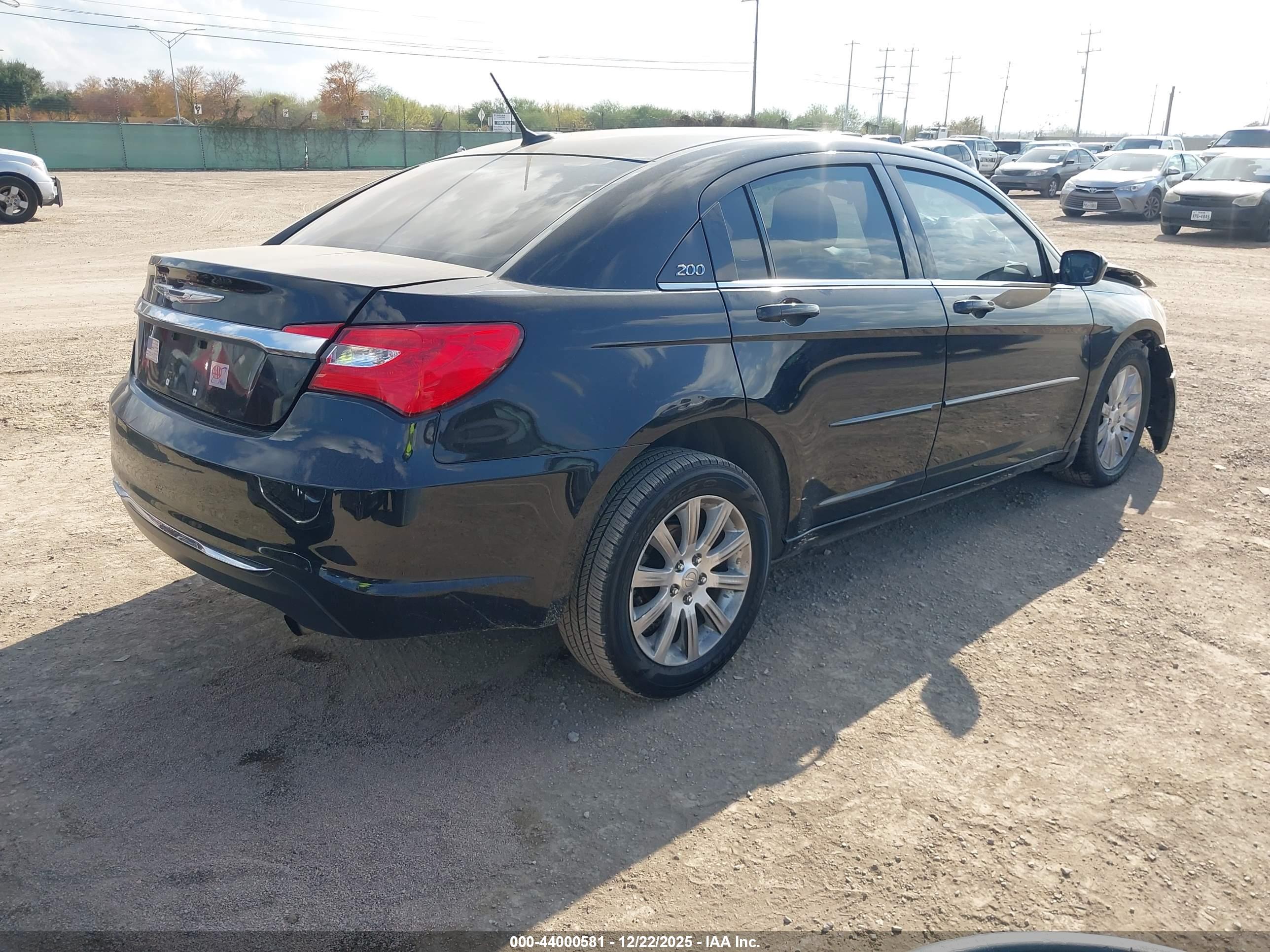 CHRYSLER 200 image 4