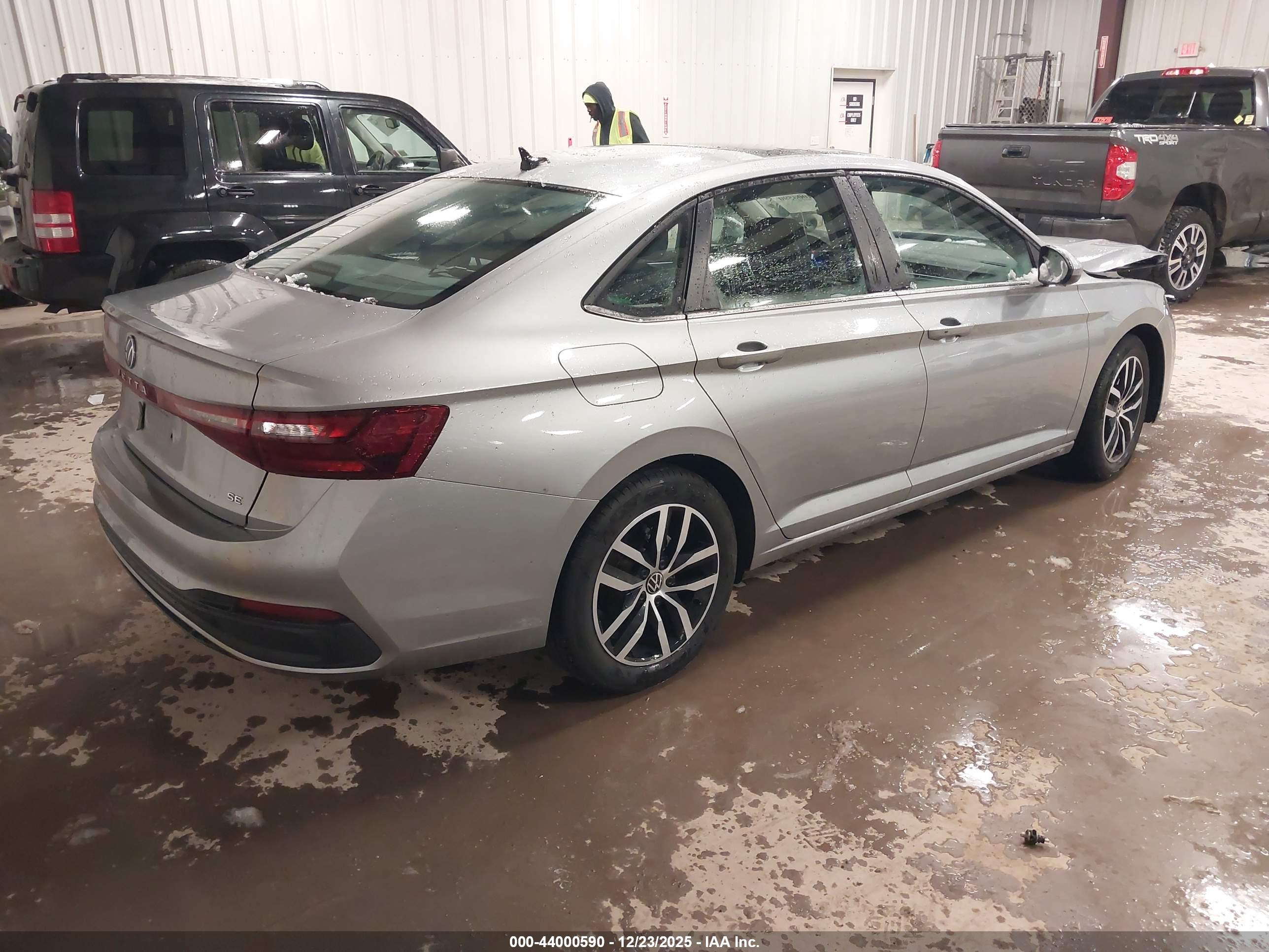 VOLKSWAGEN JETTA image 4