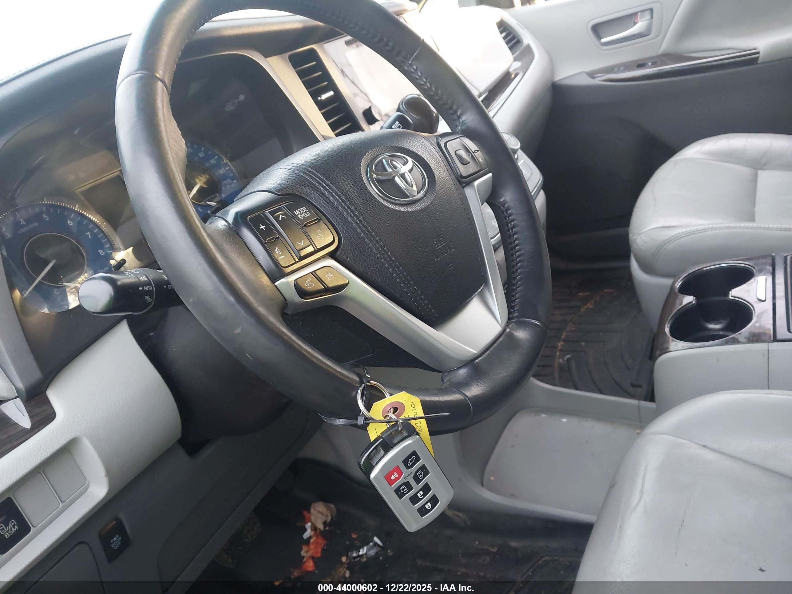 TOYOTA SIENNA image 11