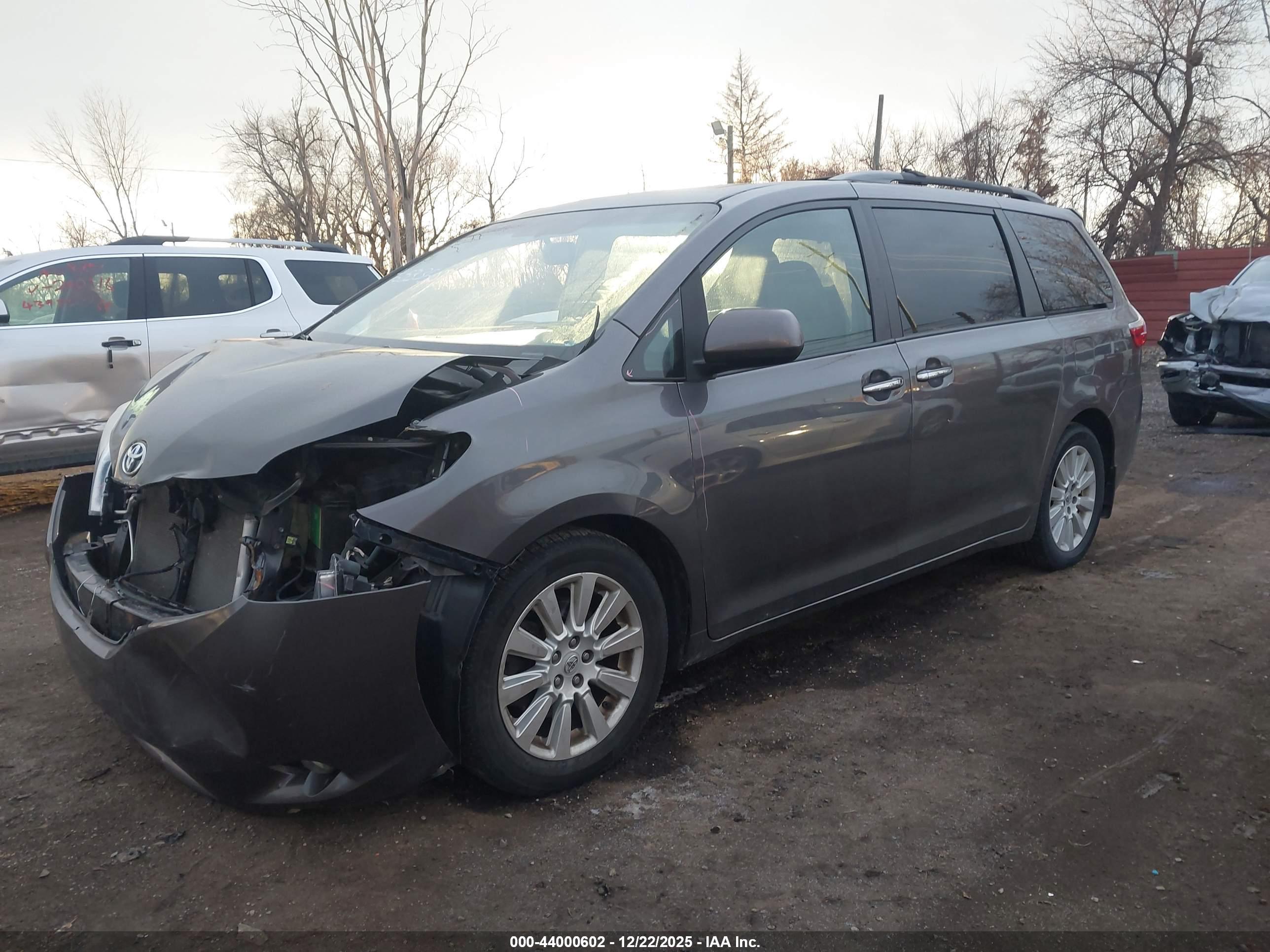 TOYOTA SIENNA image 2
