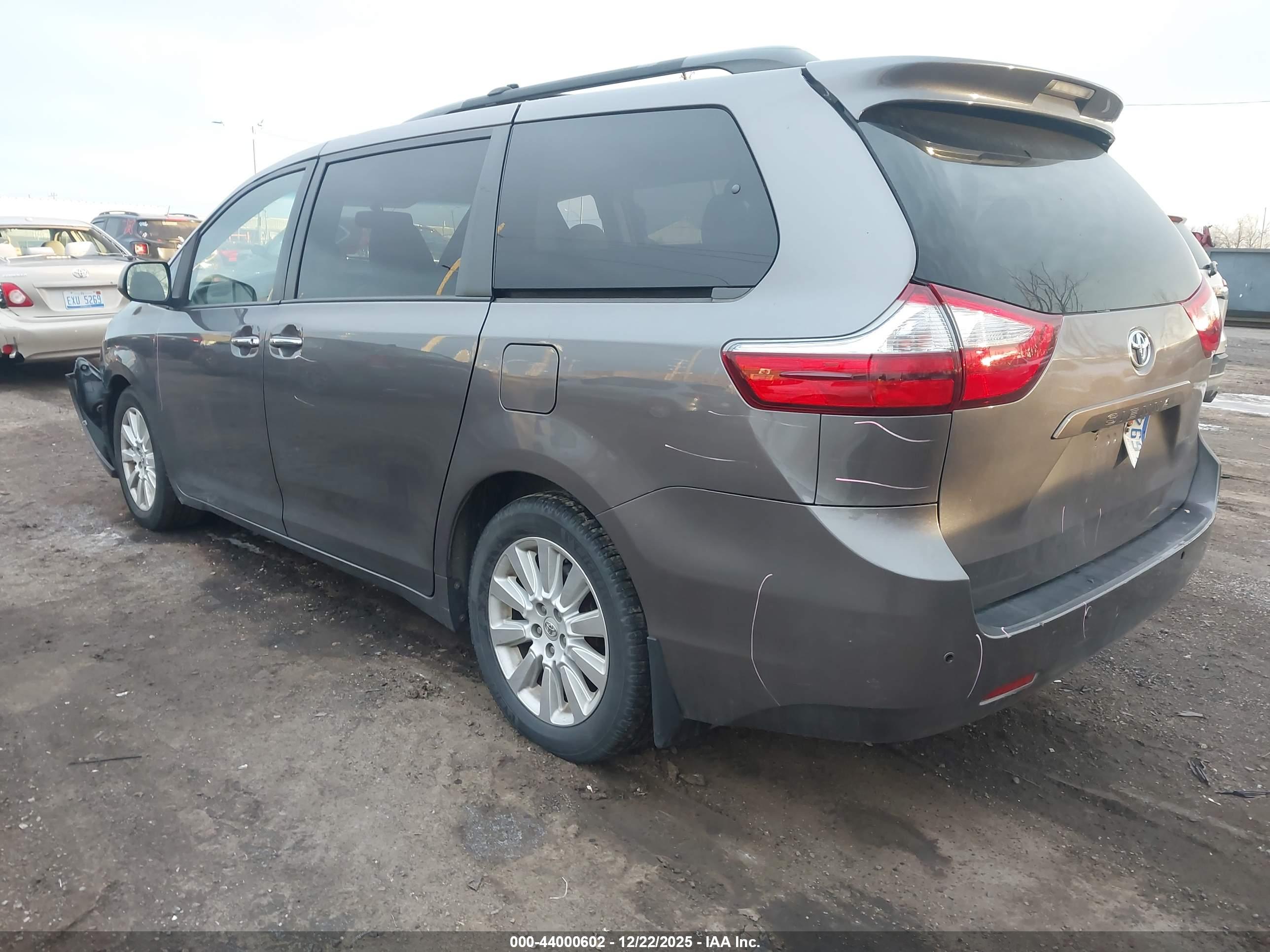 TOYOTA SIENNA image 3